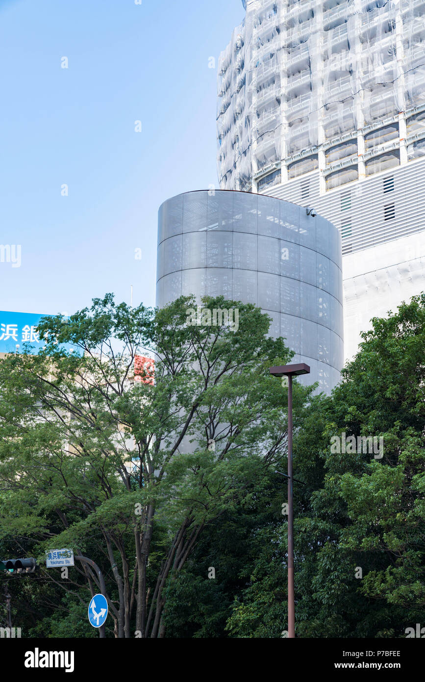 Turm von Wind von dem japanischen Architekten Toyo Ito, Yokohama Station, Nishi-Ku, Yokohama City, Präfektur Kanagawa, Japan. Stockfoto