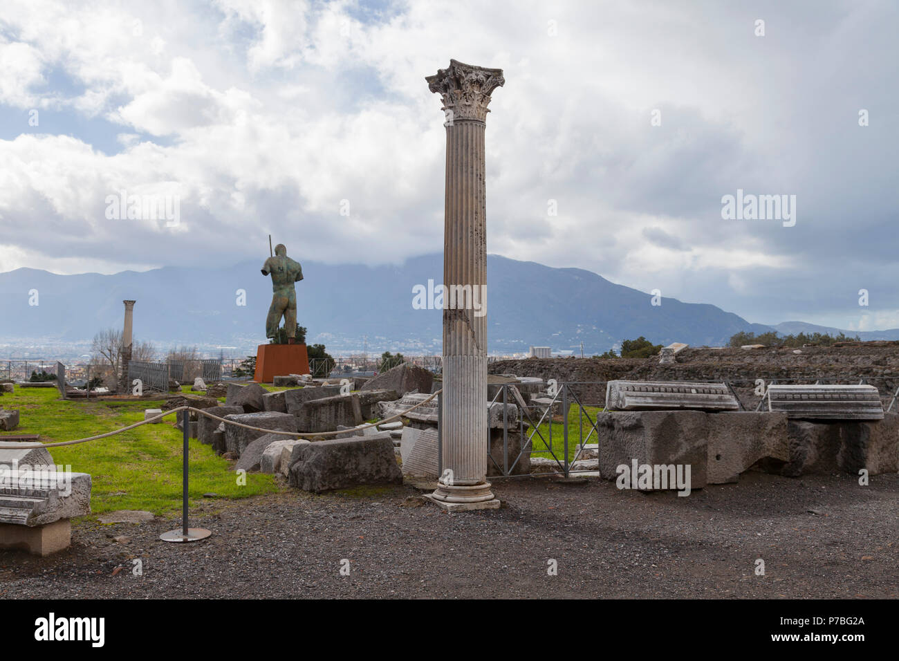 Spalte zentriert Statue den Vesuv Berge Landschaft Stockfoto