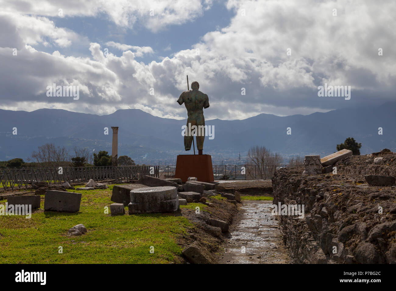 Skulptur mit Blick auf den Vesuv Berge Stockfoto