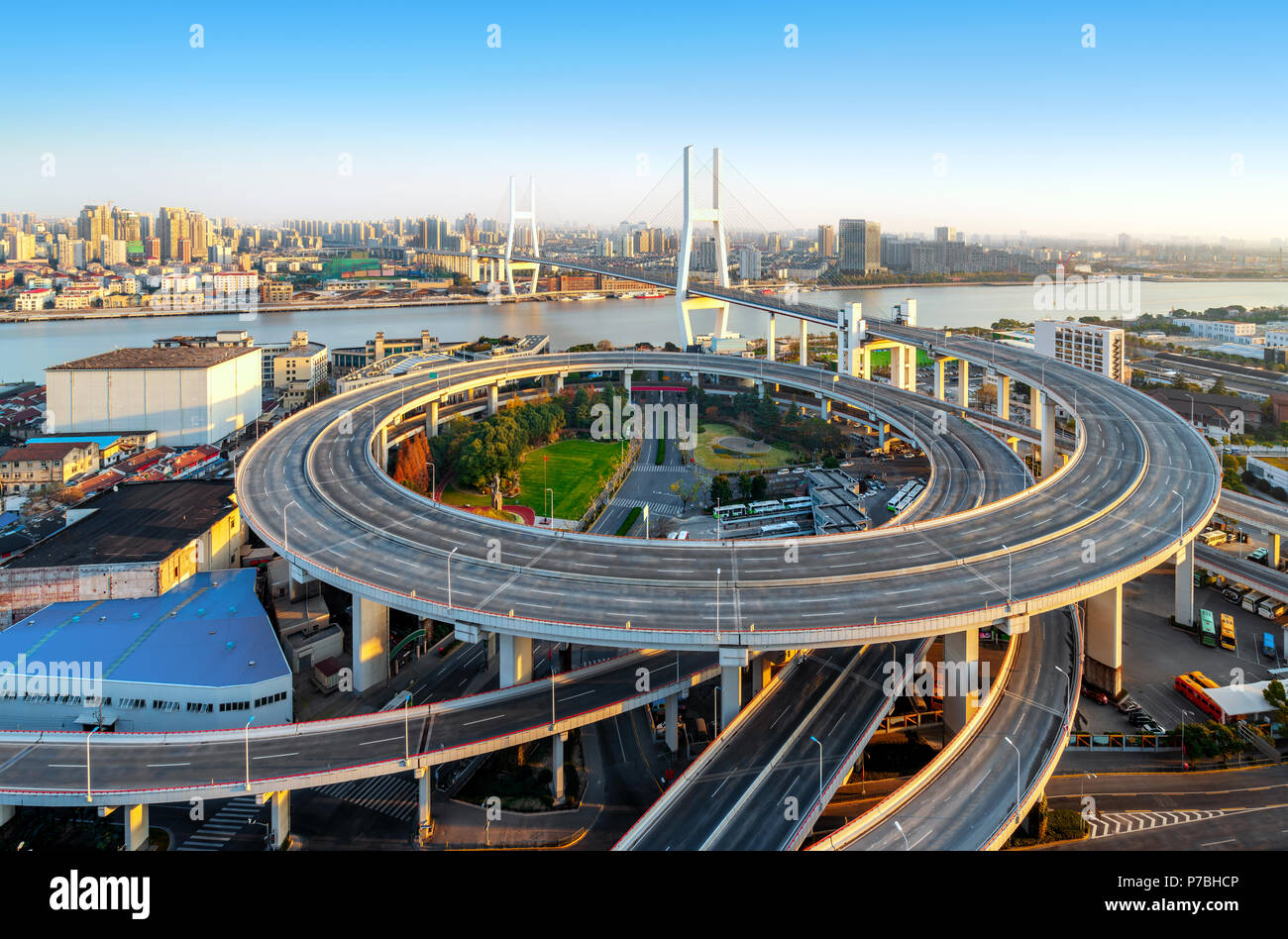 Nanpu Brücke, das in besonderer Weise fotografiert wurde, hat keine Schauspiel von der Fahrt. China Shanghai. Stockfoto