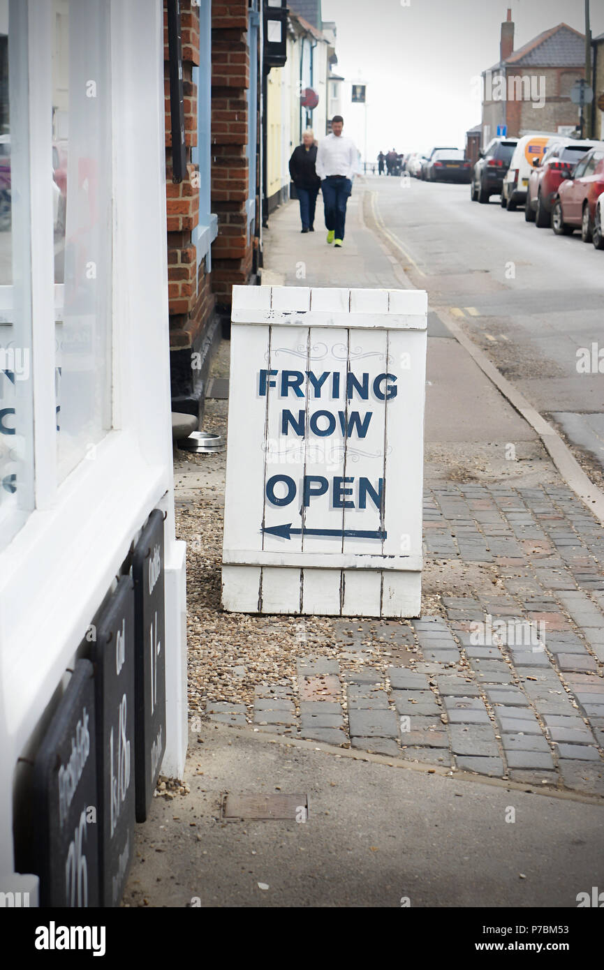 Southwold, UK - 25. März 2018: ein Straßenschild für die frittierzeit zu einem Fisch und Chip Shop in einer Stadt am Meer in Suffolk. Stockfoto