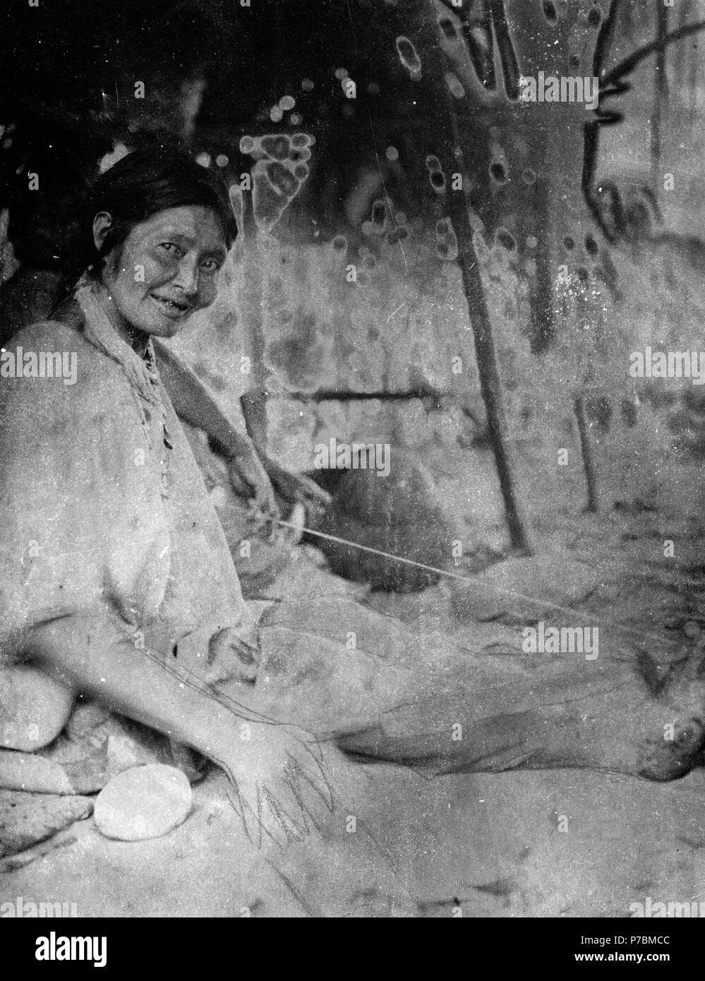 153 Kvinna som Spinner. Rio Maniqui, n.ö. Bolivien., Sydamerika - SMVK - 005671 Stockfoto