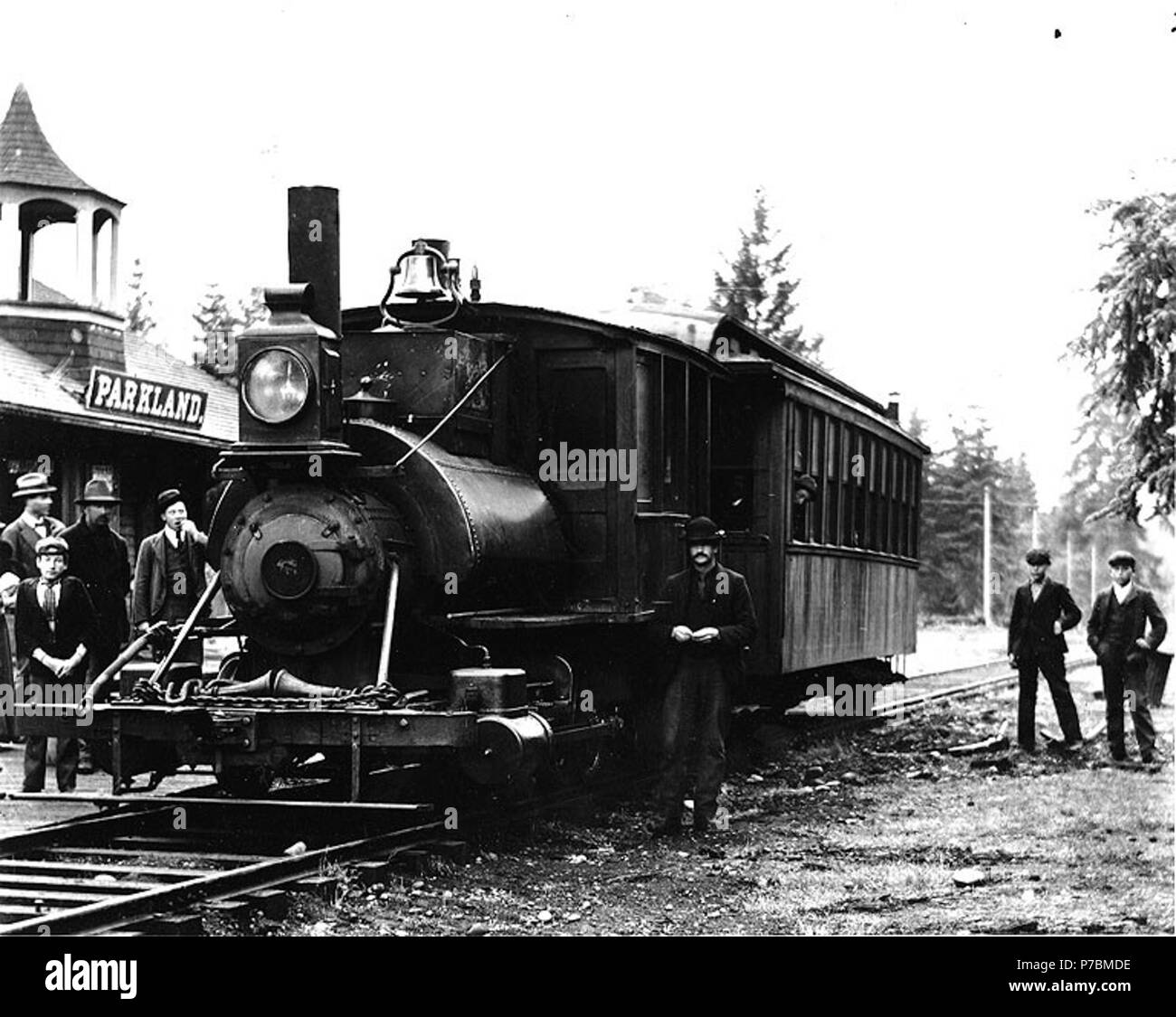 . Englisch: Zug am Park Station, Washington, Ca. 1908. Englisch: Wahrscheinlich Zug und Spuren der Tacoma Eisenbahn- und Power Company. Auf der Hülse der Negativen: Zug am Park Station Themen (LCTGM): Eisenbahn Lokomotiven - Washington (State) - parklandschaft; Eisenbahnschienen - Washington (State) - parklandschaft; Bahnhöfe - Washington (State) - Parkland Themen (LCSH): Dampflokomotiven - Washington (State) - parklandschaft; Tacoma Eisenbahn- und Power Company (Tacoma, Washington); Park (Washington) - Gebäude, Strukturen, etc. ca. 1908 81 Zug am Park Station, Washington, ca 1908 (BAR147) Stockfoto