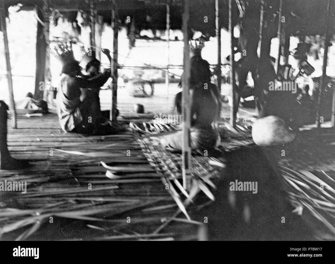 143 Intriör ich medicinmannens Selimos hydda unter besvärjelsefest. Sambú Fluss, Darién. Panama - SMVK - 004126 Stockfoto