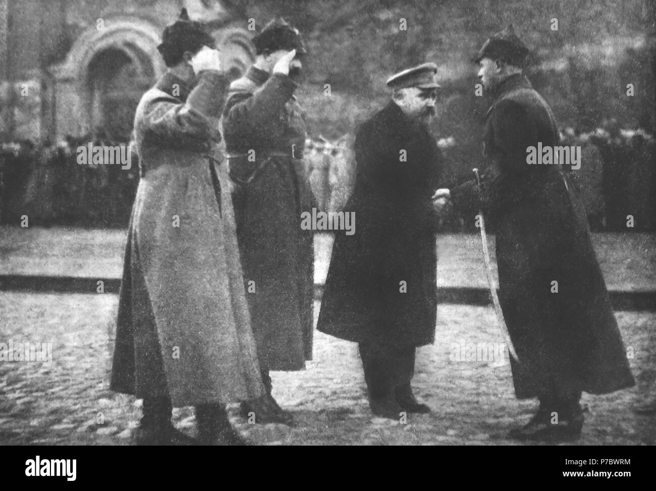 Englisch: Lew Kamenew, der Premier Sowjetunion, auf die militärische Parade begrüßt 6. Jahrestag der Oktoberrevolution, Nov 7 1923 zu feiern. 7. November 1923 4 Lew Kamenew 6. Jahrestag der Oktoberrevolution Stockfoto