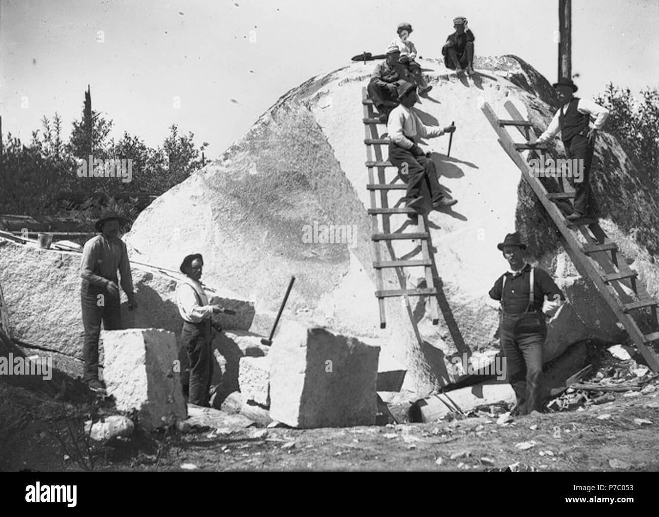 . Englisch: Männer mit Leitern und Stein Schneidwerkzeuge Gewinnung von Steinen und Felsen, Bismarck, Washington, Ca. 1905. Englisch: Jetzt heißt, Hillsdale, der südöstlichen Vorort von Tacoma. Auf der Hülse der Negativen: große Felsen in Bismark, Wa. Glacial Drift. Themen (LCTGM): Stein, Gewinnung von Steinen und Erden - Washington (State) -- Bismarck; Leitern Themen (LCSH): Stein - Schneidwerkzeuge - Washington (State) -- Bismarck. ca. 1905 57 Männer mit Leitern und Stein Schneidwerkzeuge Gewinnung von Steinen und Felsen, Bismarck, Washington, ca 1905 (BAR207) Stockfoto