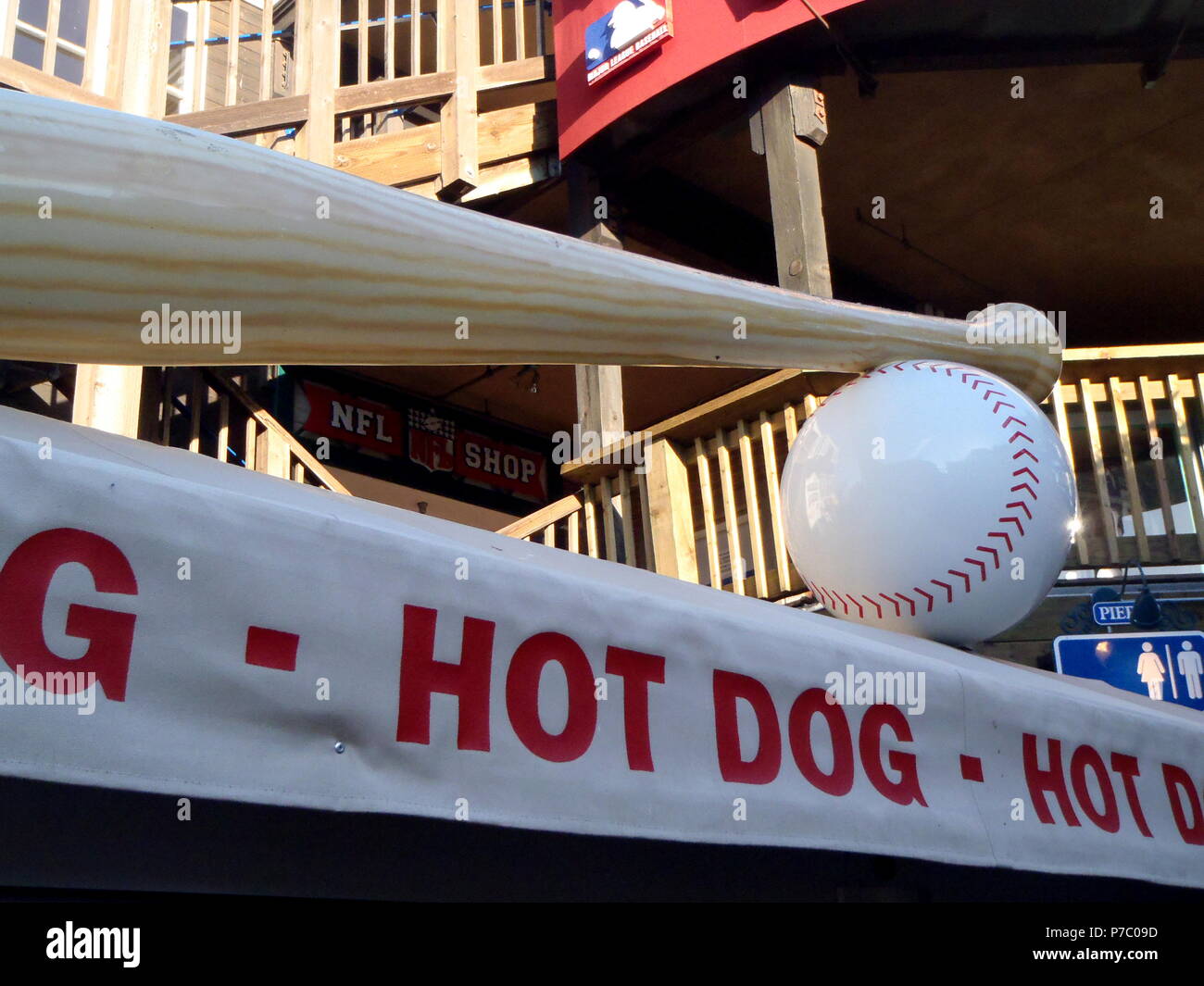 Zwei amerikanische Symbole auf dem Pier 39 SanFrancisco: Baseball und Hot Dogs. Stockfoto