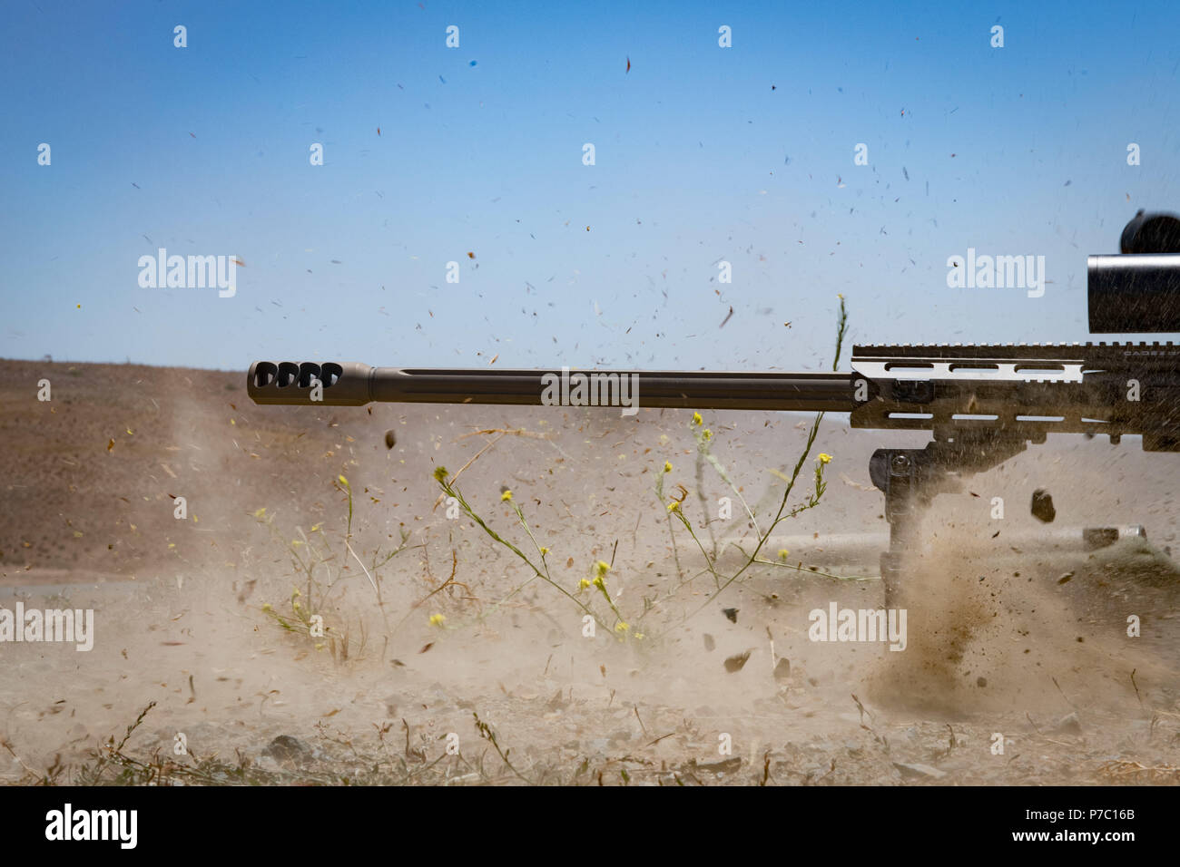 180703-O-N 0842-3008 Camp Pendleton, Calif (3. Juli 2018) eine kanadische C15 Long Range Sniper Waffe kicks Staub während des Feuern auf Palette 223 Bravo während der Biennale der Pacific Rim (Rimpac) auf der Marine Corps Base Camp Pendleton, Juli 3. 25 Nationen, 46 Schiffe, 5 U-Boote, über 200 Flugzeuge, und 25.000 Mitarbeiter beteiligen sich an Rimpac vom 27. Juni bis 2. August in und um die hawaiischen Inseln und Südkalifornien. Die weltweit größte internationale maritime Übung RIMPAC bietet eine einzigartige Ausbildung während der Förderung und Erhaltung der kooperativen Beziehungen zwischen p Stockfoto