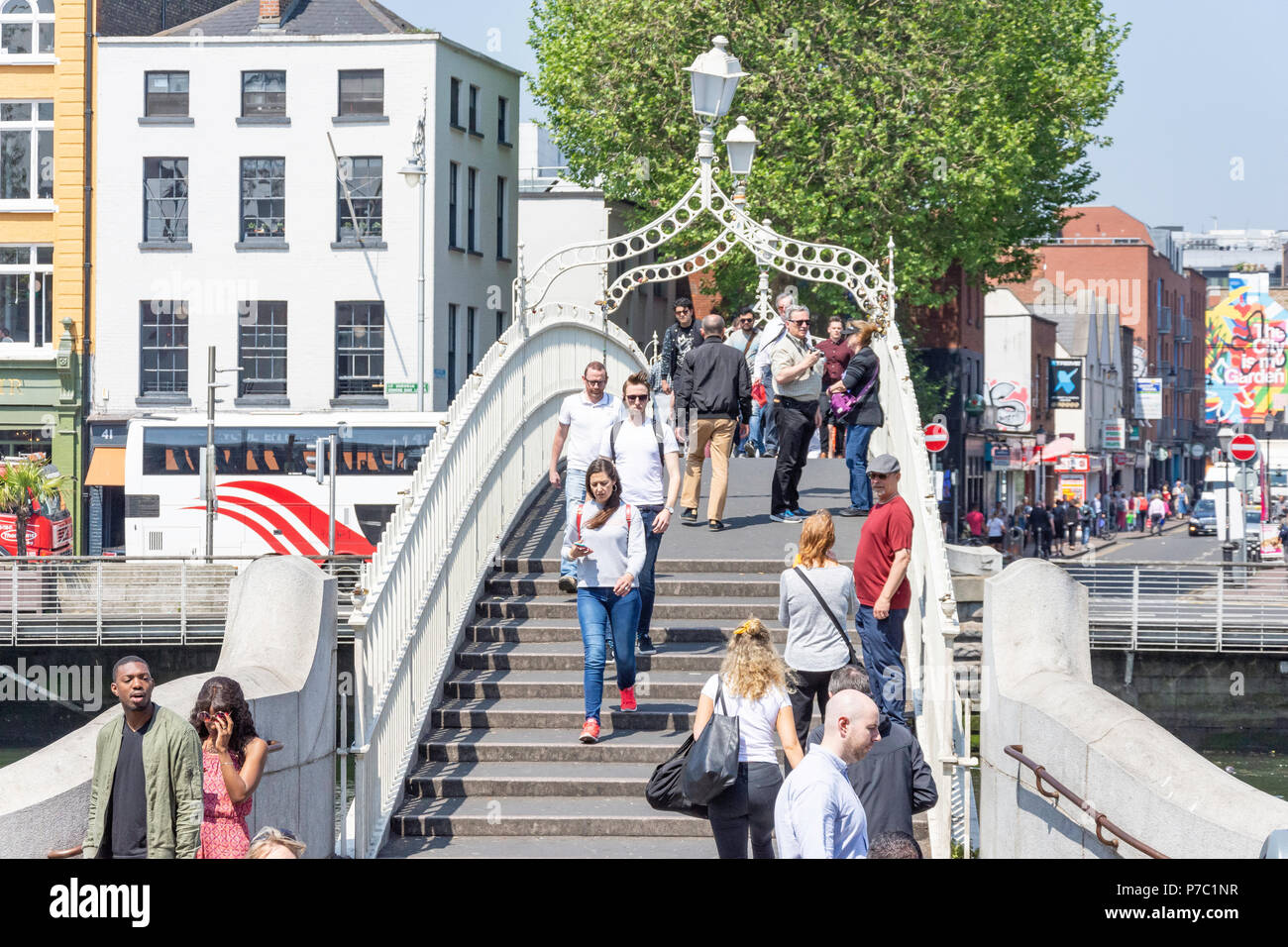 Ha'Penny Bridge von Händlern Arch, Temple Bar, Dublin, Provinz Leinster, Republik von Irland Stockfoto