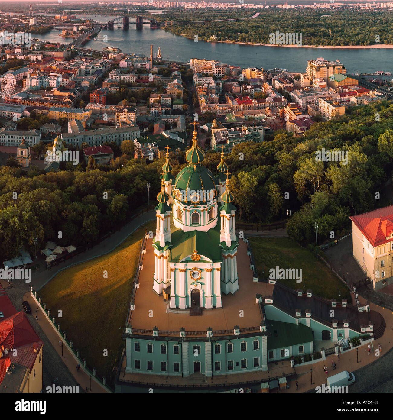 Panorama der Stadt Kiew mit Blick auf den Fluss Dnepr, der historischen und industriellen Bezirken der Stadt und das linke Ufer Stockfoto