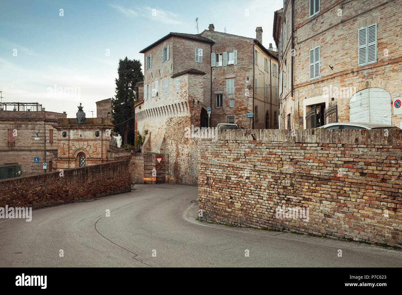 Blick auf die Straße von Fermo Stadt mit alten Häusern, Italien. Vintage Farben Foto Stockfoto