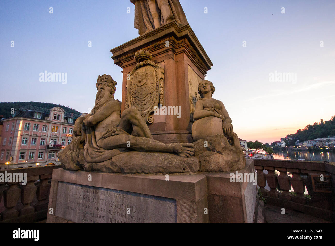 Heidelberg, Deutschland. Sockel der Statue von Karl Theodor von der Pfalz (Charles Theodore Pfalzgraf von Bayern und der Rhein) in der Alten Brucke (O Stockfoto