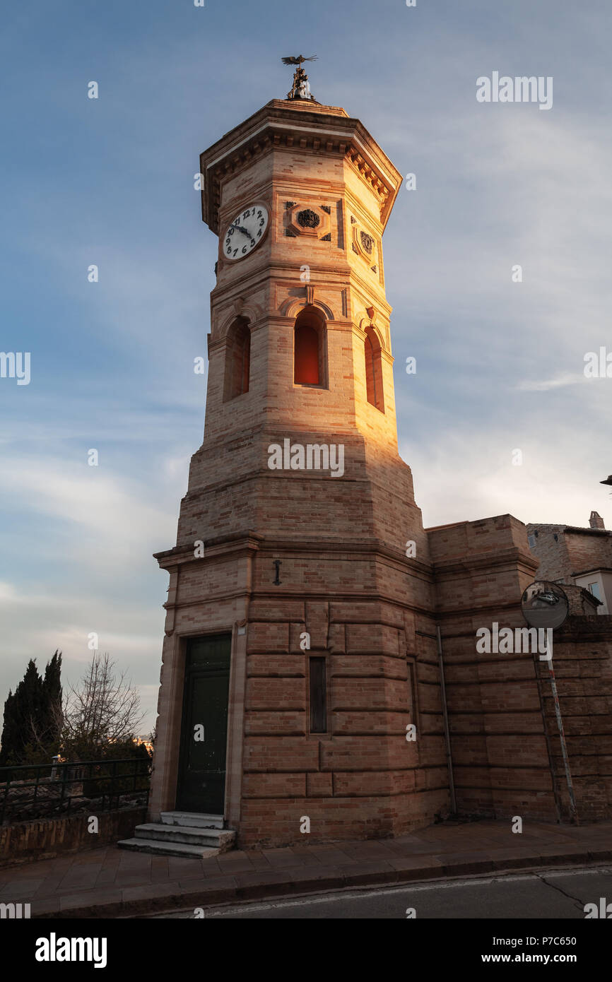 Stadt Fermo, Italien. Old Clock Tower in der Abendsonne, Italien Stockfoto