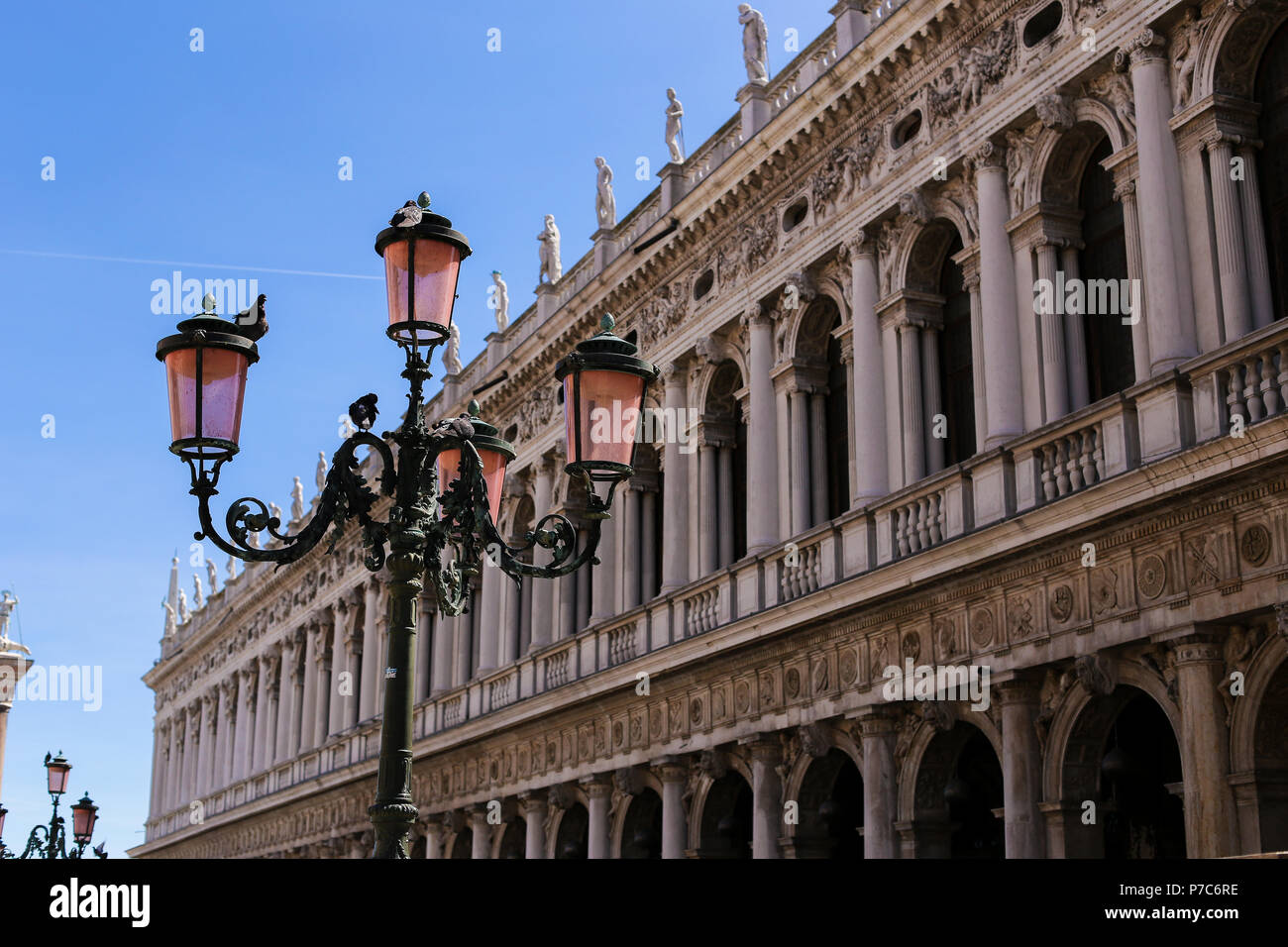 Laterne in Gebäude Hintergrund auf der Piazza San Marco in Venedig, Italien. Stockfoto