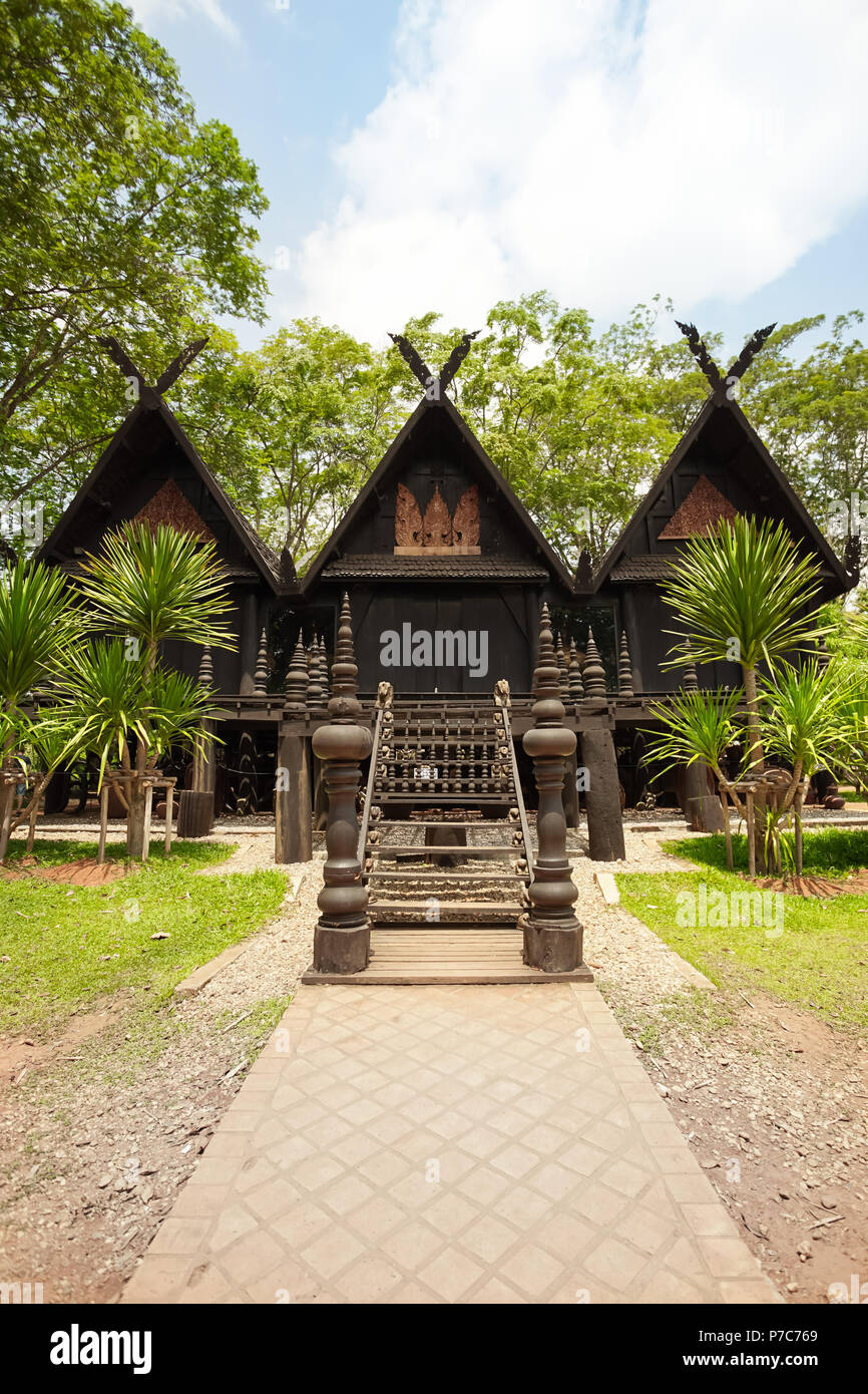 Chiang Rai, Thailand - 13. Mai 2018: Inside Spaziergang durch zu Baandam Museum oder Black House Museum von thawan Duchanee, dieses Museum ist eines der Reisen de Stockfoto