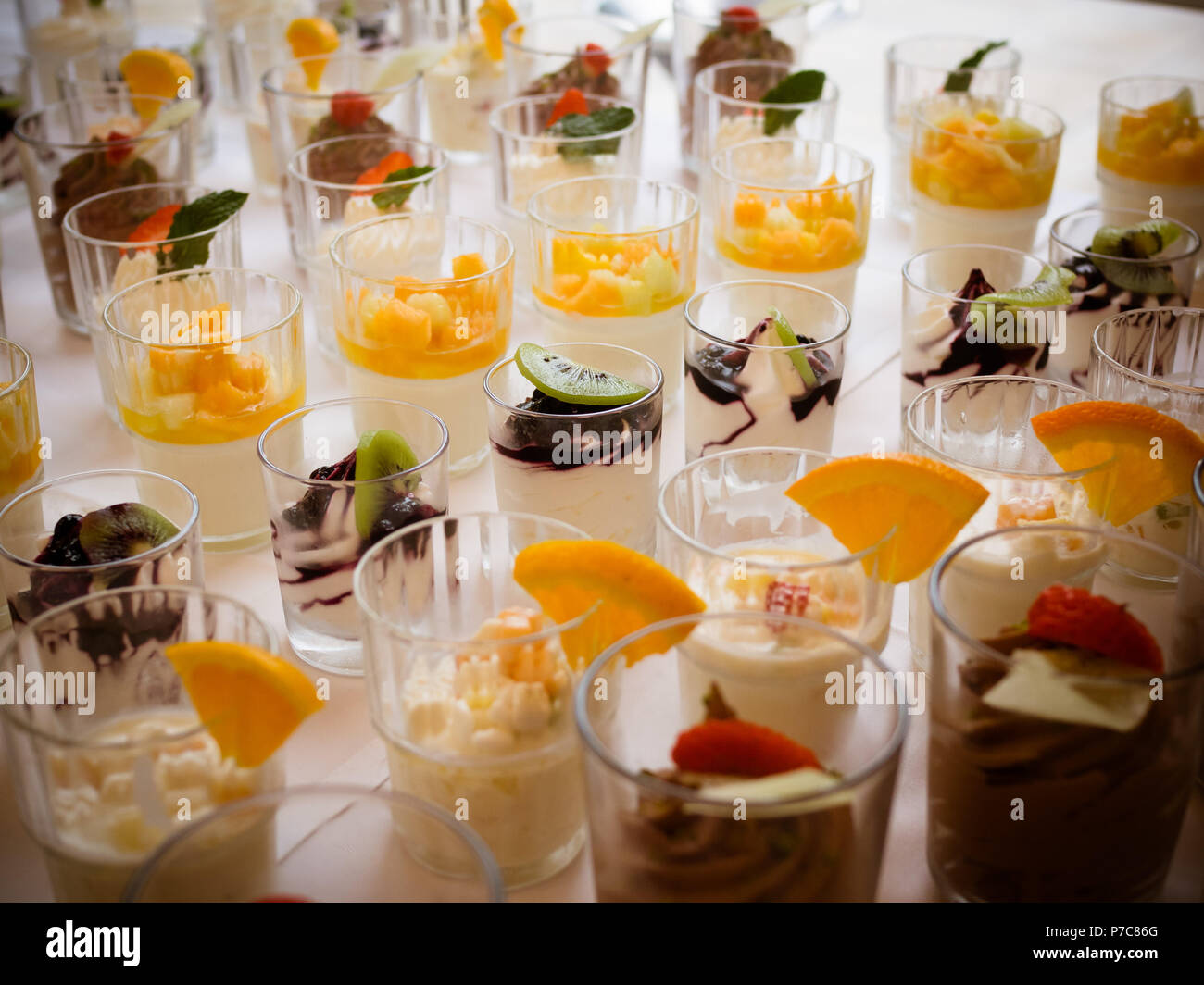 Hochzeitstorten auf Glas Regal eingestellt Stockfoto