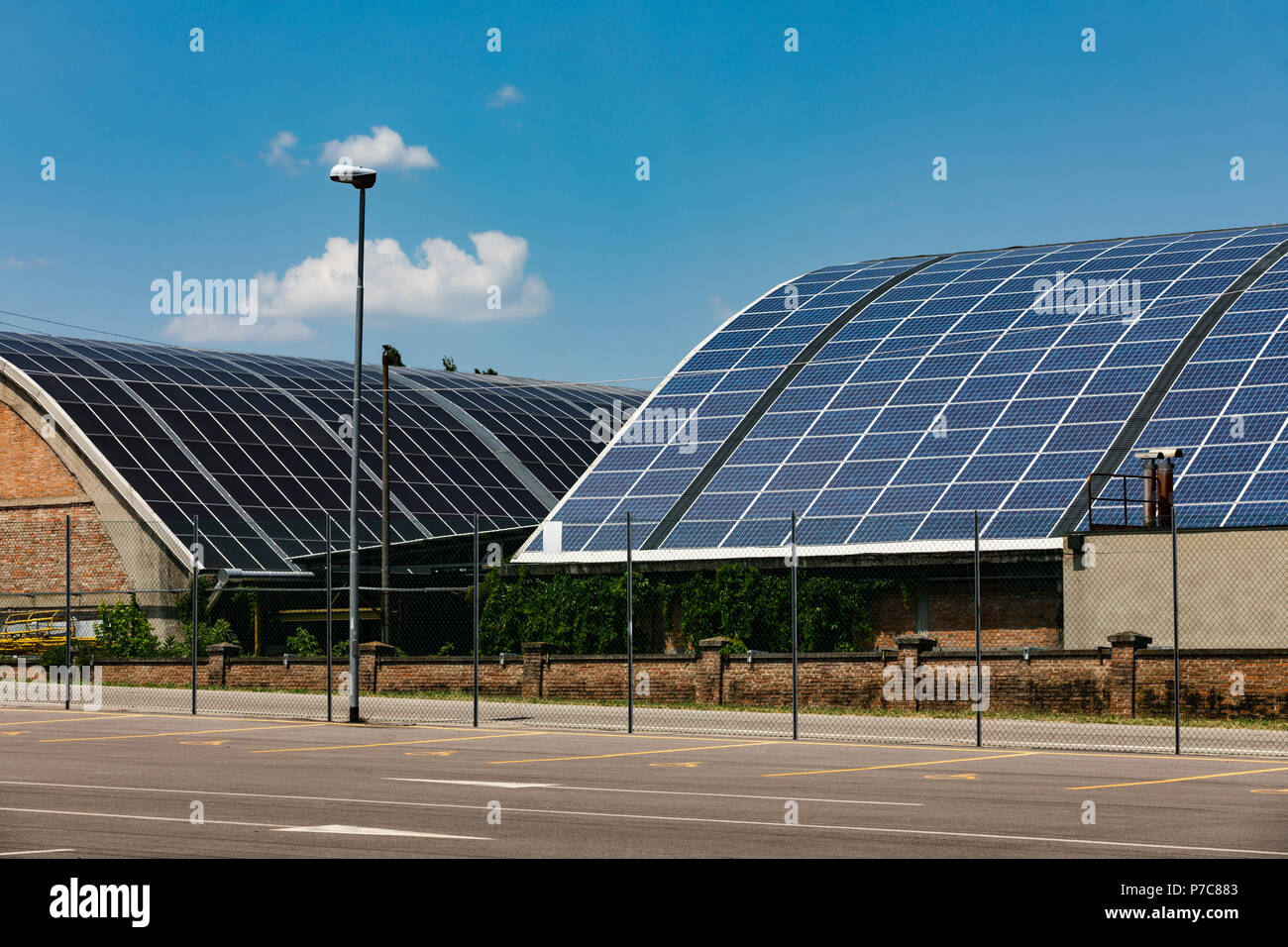 Industriegebäude mit Dächer mit Solaranlagen in Ferrara, Italien Stockfoto