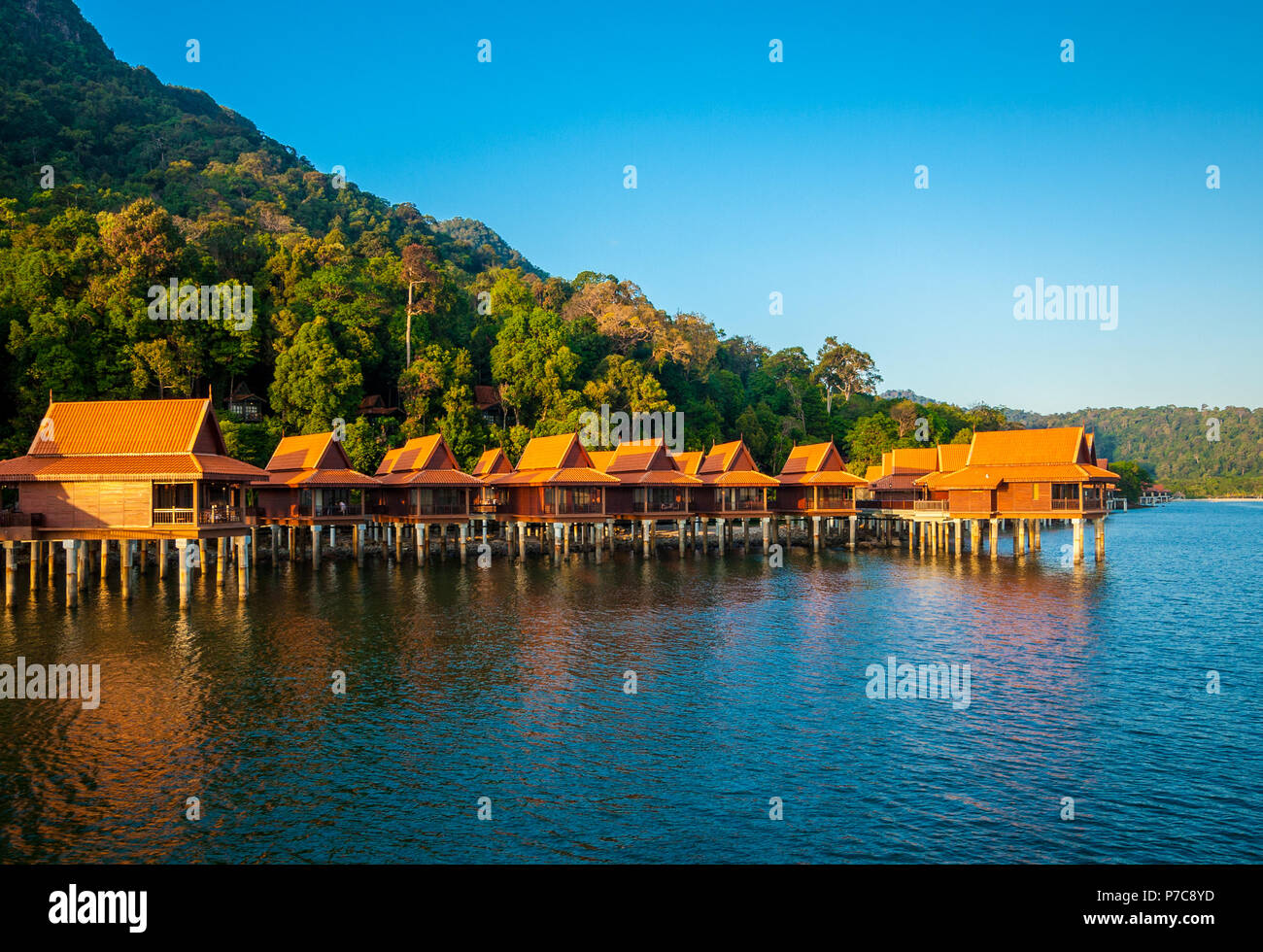 Eine schöne Landschaft von traditionelle Malaysische Chalets auf Stelzen entlang des Meeres, die Berjaya Langkawi Resort gehört. In... Stockfoto