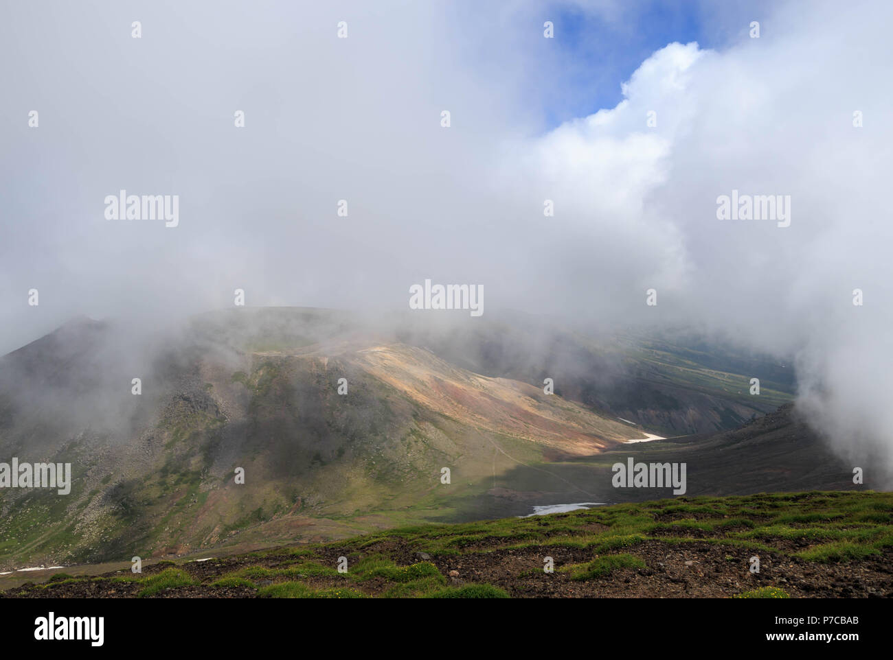 Wolken segeln über Tal unterhalb Gipfel des Mt. Asahi im Sommer Stockfoto