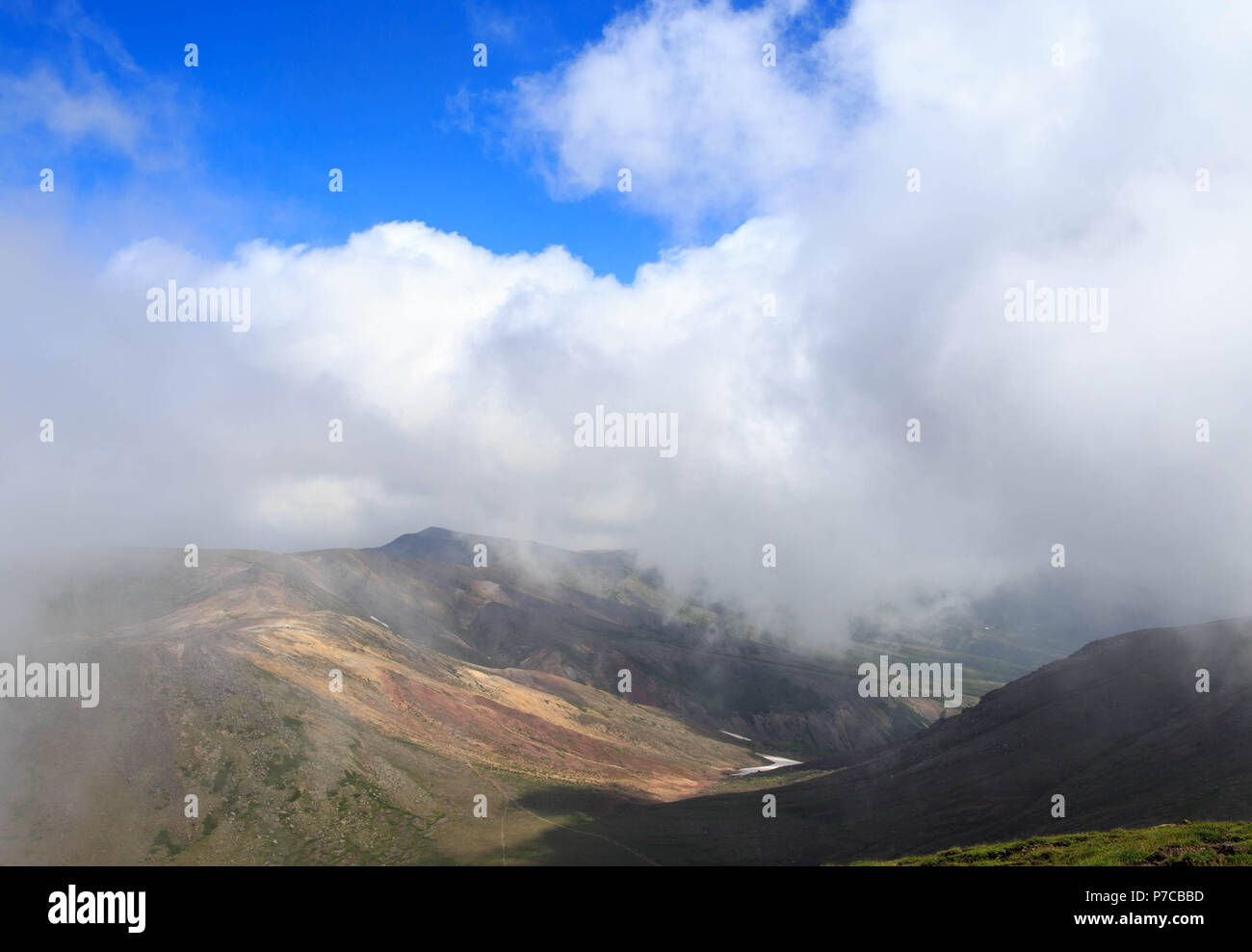 Wolken Bülow über Tal in der Nähe der Gipfel des Asahidake im Sommer Stockfoto