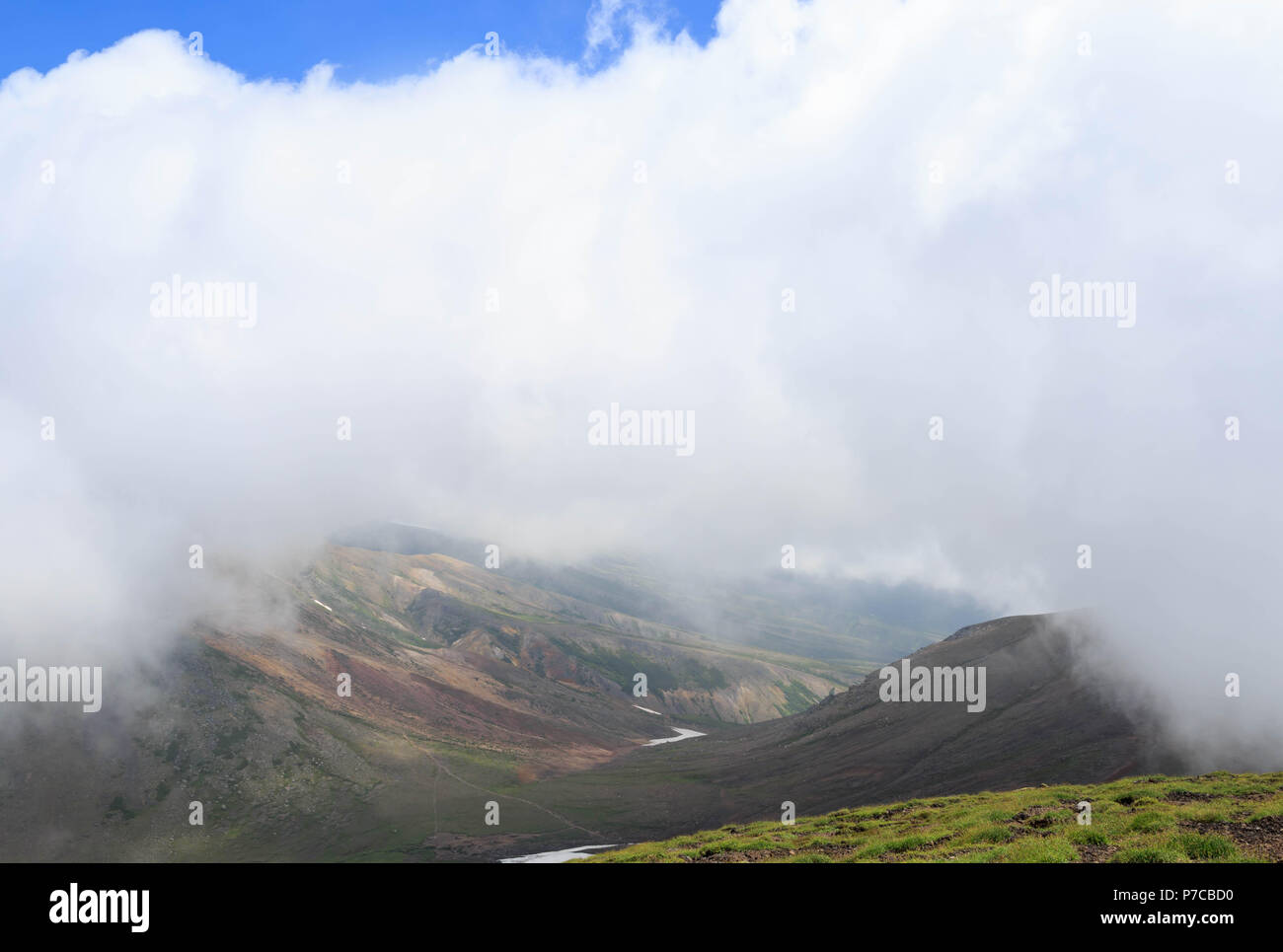 Tal durch Cloudbreak vom Gipfel des Mount Asahi in Hokkaido, Japan sichtbar Stockfoto