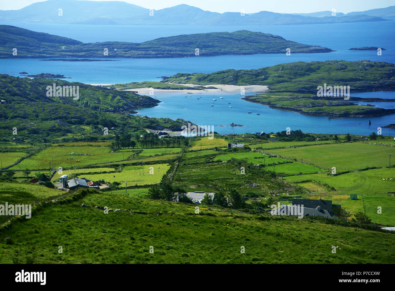 Saint's Finan Bay, Cill auf Chatha, Killonecaha, mit Bauernhöfen, Ring of Kerry, SW Irland Stockfoto