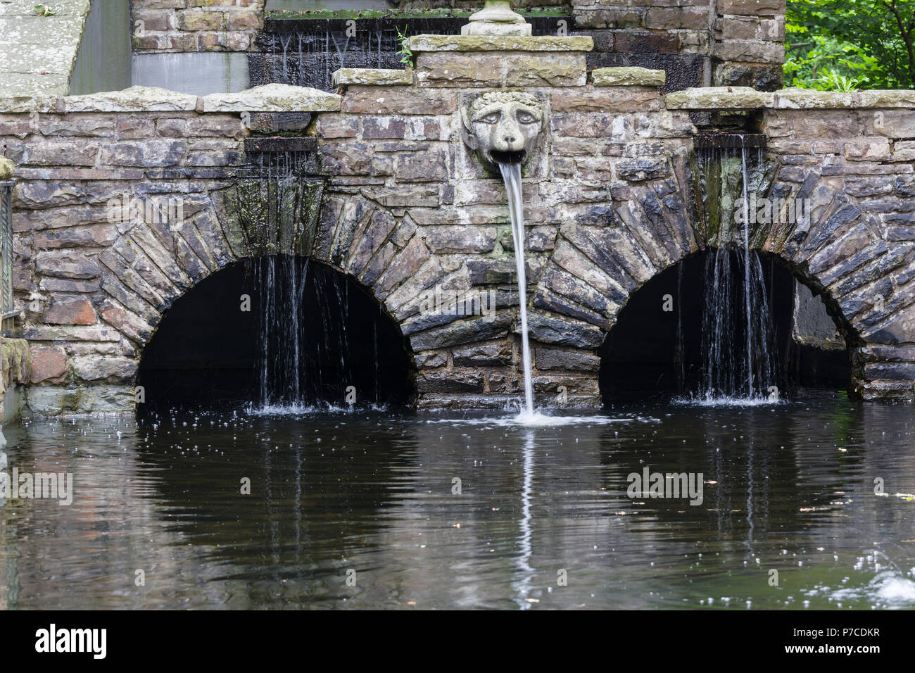 Brunnen Mit Wasserfall Mit Stein Dekoration Im Garten Oder Park