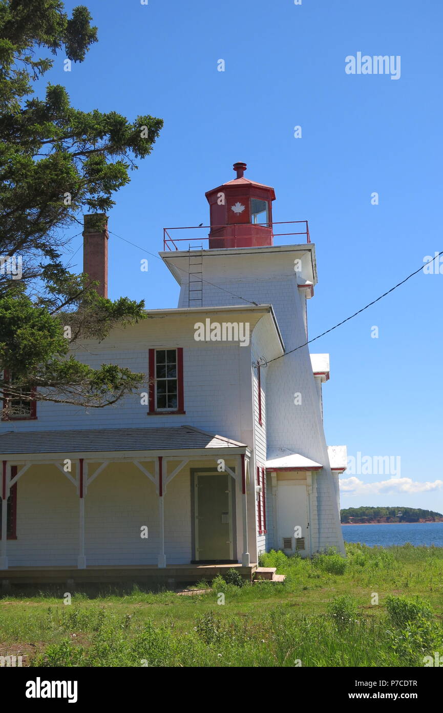 Das Quadrat, konische Turm und die angeschlossenen 2 stockiges Wohnhaus am Blockhaus Point Lighthouse, Rocky Point, Prince Edward Island, Kanada Stockfoto