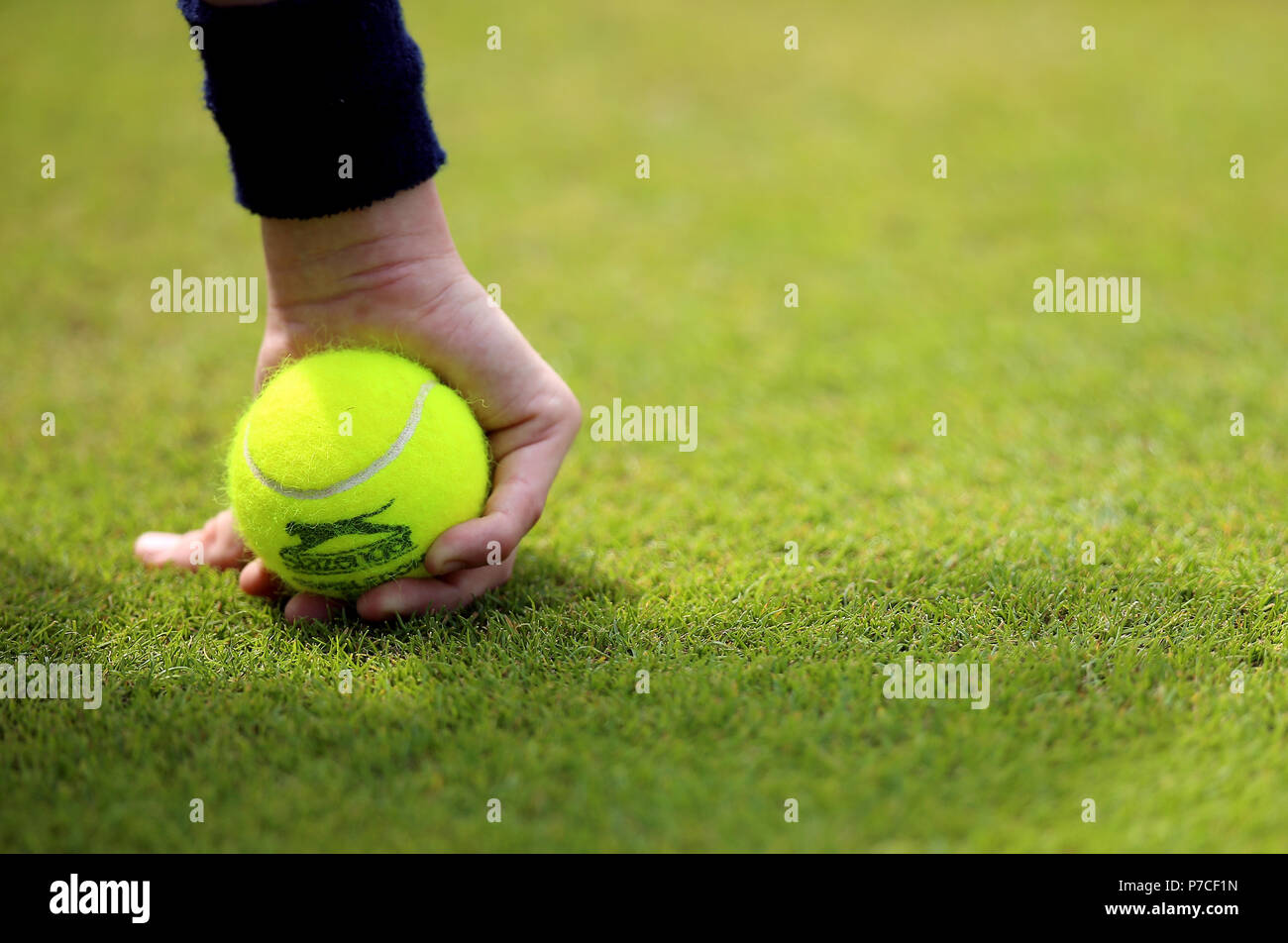 Ein Ball Junge hält einen Tennisball an Tag vier der Wimbledon Championships in der All England Lawn Tennis und Croquet Club, Wimbledon Stockfoto