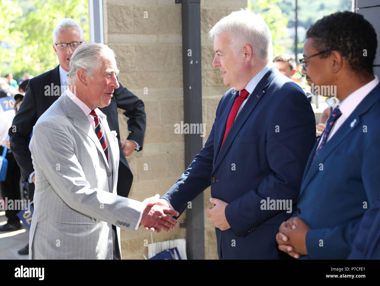 Der Prinz von Wales ist von Erster Minister von Wales, Carwyn Jones begrüßt, als er Besuche Ysbyty Aneurin Bevan Krankenhaus in Ebbw Vale zum 70. Jahrestag des NHS zu markieren, Am vierten Tag seiner Reise durch Wales. Stockfoto