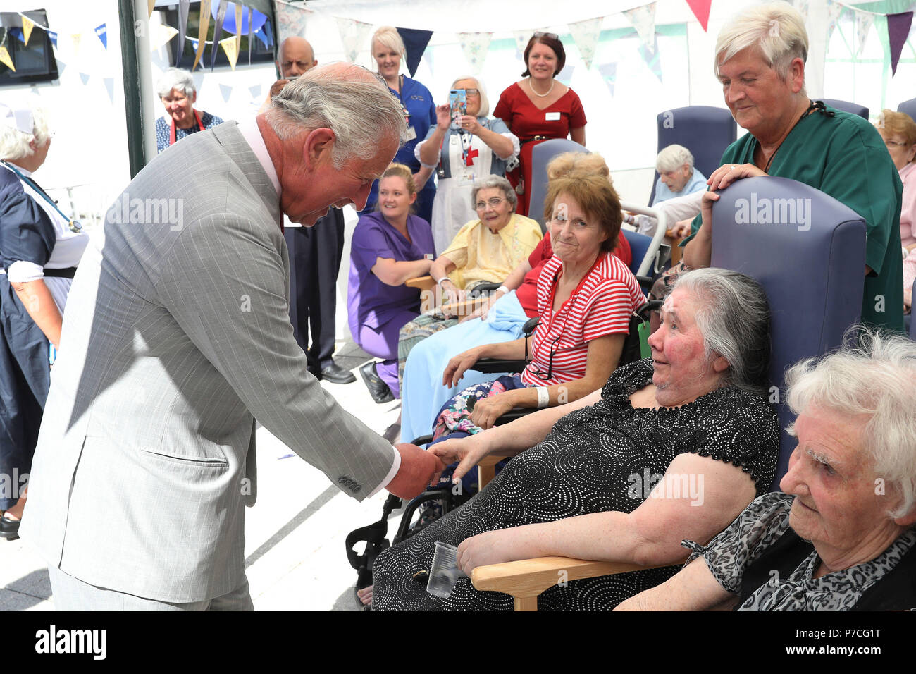 Der Prinz von Wales trifft Patienten besucht er Ysbyty Aneurin Bevan Krankenhaus in Ebbw Vale zum 70. Jahrestag des NHS zu markieren, Am vierten Tag seiner Reise durch Wales. Stockfoto