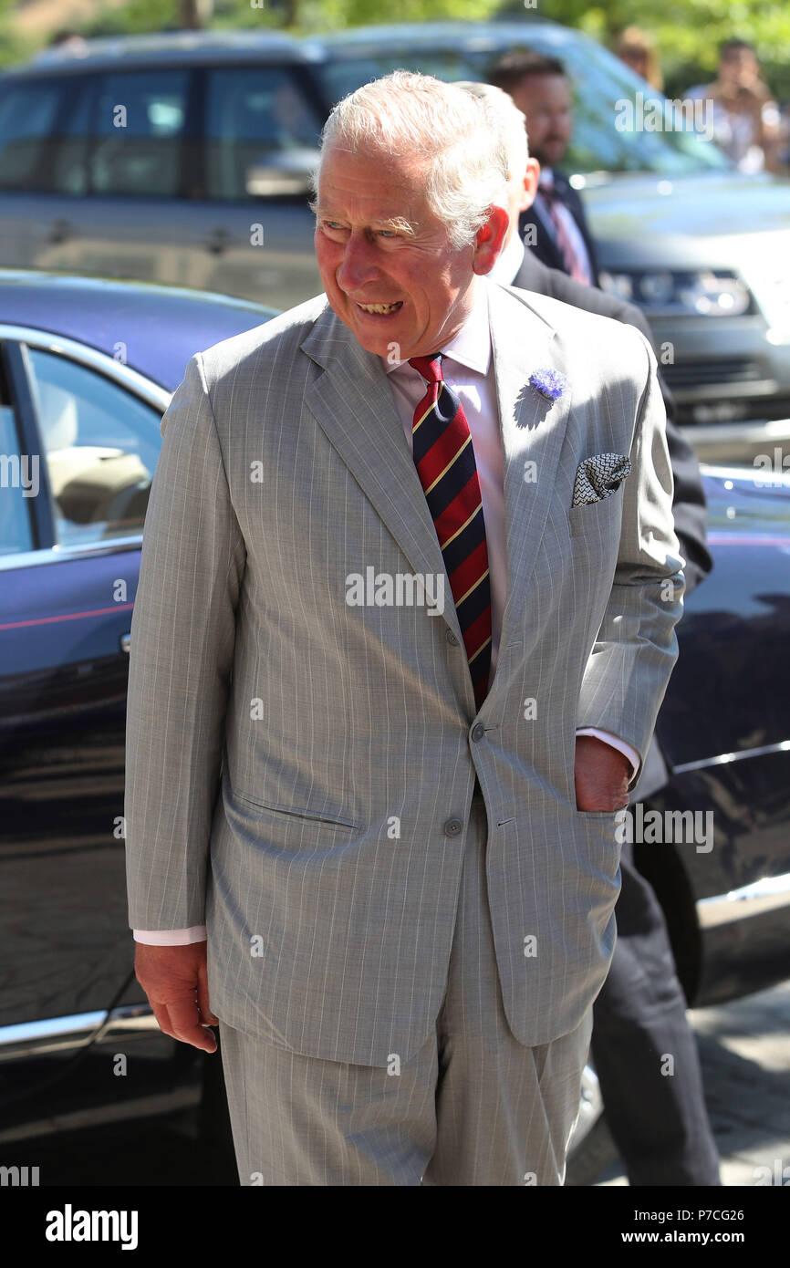 Der Prinz von Wales visits Ysbyty Aneurin Bevan Krankenhaus in Ebbw Vale, um des 70. Jahrestages des NHS Mark, Am vierten Tag seiner Reise durch Wales. Stockfoto