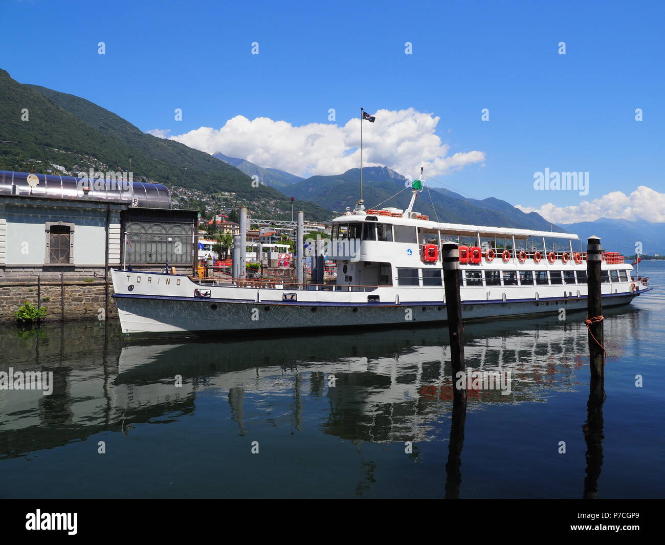 LOCARNO, SCHWEIZ EUROPA JULI 2017: Paddel - Rad Dampfschiff bereit zu  Kreuzfahrt an der Promenade günstig auf alpinen Lago Maggiore in europäischen  Swiss Travel Stockfotografie - Alamy