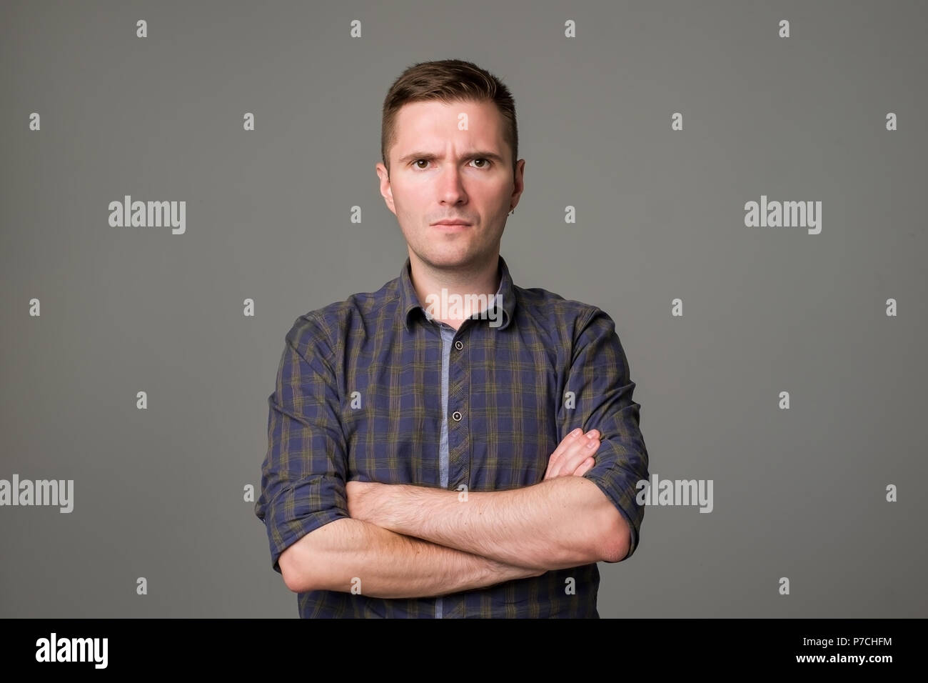 Schwere Reifen im mittleren Alter Mann in die Kamera schaut Stockfoto