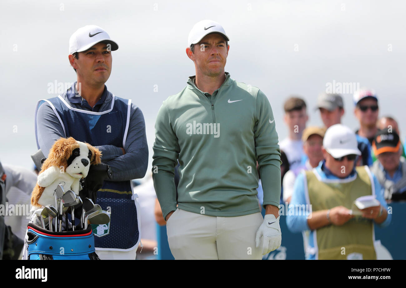 Von Nordirland Rory McIlroy (rechts) Erhebungen der zweiten T-Stück während des Tages eine der Dubai Duty Free Irish Open an Ballyliffin Golf Club. Stockfoto