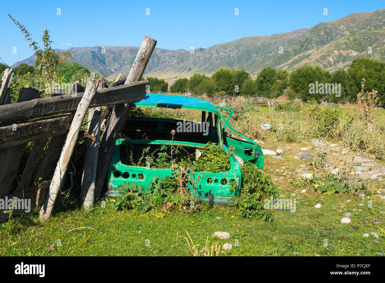 Alte verlassene verrosteten Auto in eine Prärie, Sati Dorf, Tien-Shan-Gebirge, Kasachstan Stockfoto