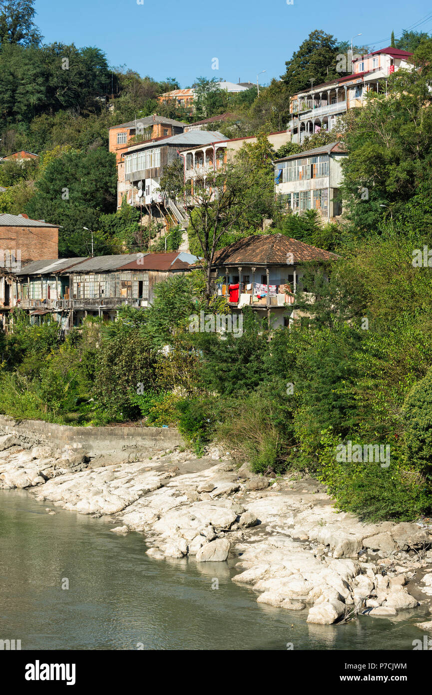Häuser entlang der Rioni Fluß, Kutaisi, Imereti Region, Georgien, Kaukasus, Naher Osten, Asien Stockfoto