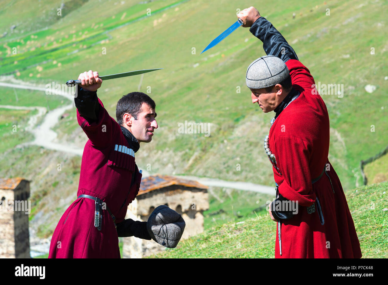 Dolch, die Bekämpfung der Show von zwei georgische Männer einer Folkloregruppe, Ushguli, Svaneti Region, Georgien Stockfoto