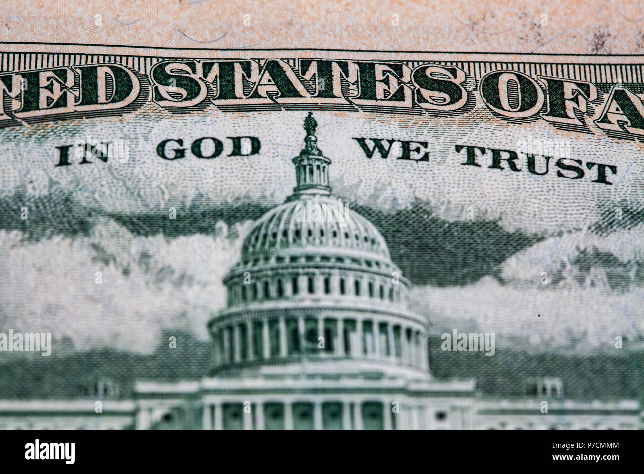 Extreme Nahaufnahme des United States Capitol auf 50 USD Bill rückwärts mit den Worten auf Gott vertrauen wir bildlich dargestellt. Flache Tiefenschärfe Stockfoto