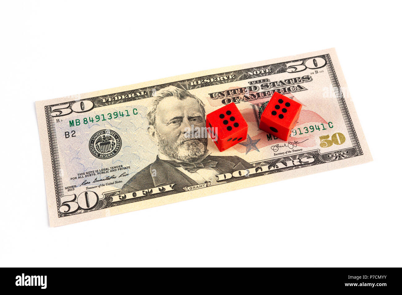 Roten Würfel auf 50 US-Dollar Bill auf weißem Hintergrund - spielende Problem Konzept Stockfoto
