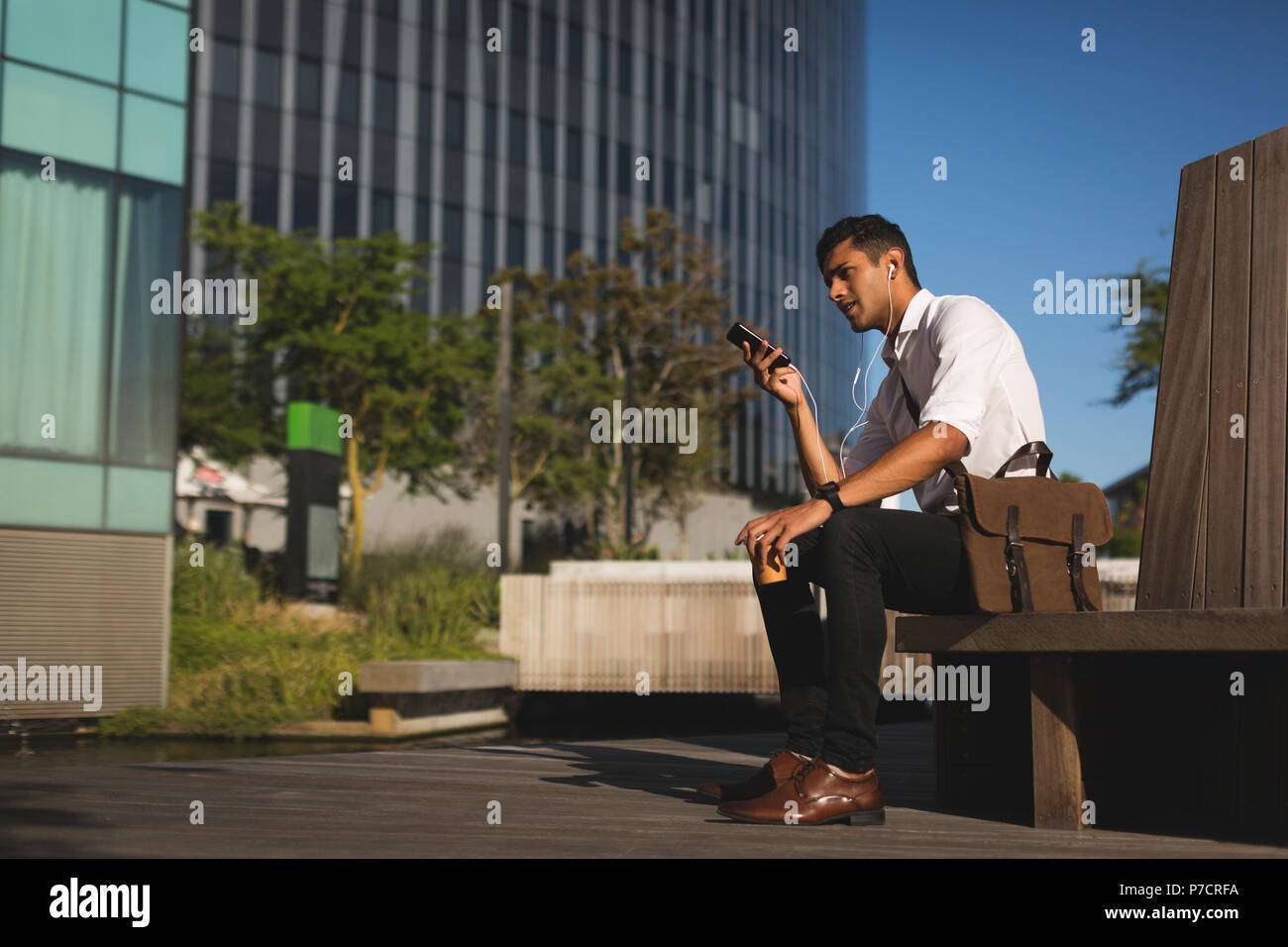 Unternehmer Hören von Musik auf Mobile Office Stockfoto