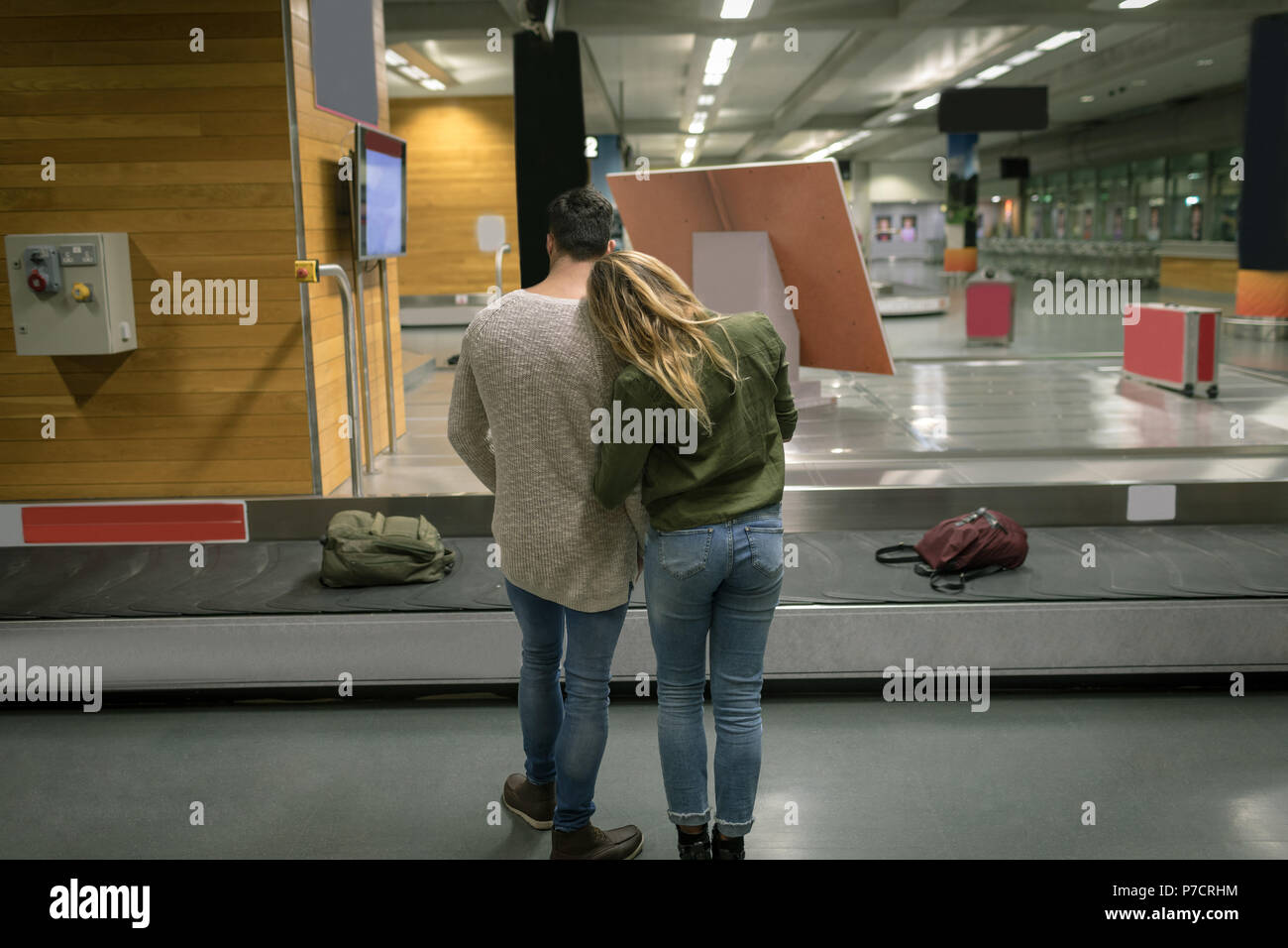 Paar einander umarmen am Flughafen Stockfoto