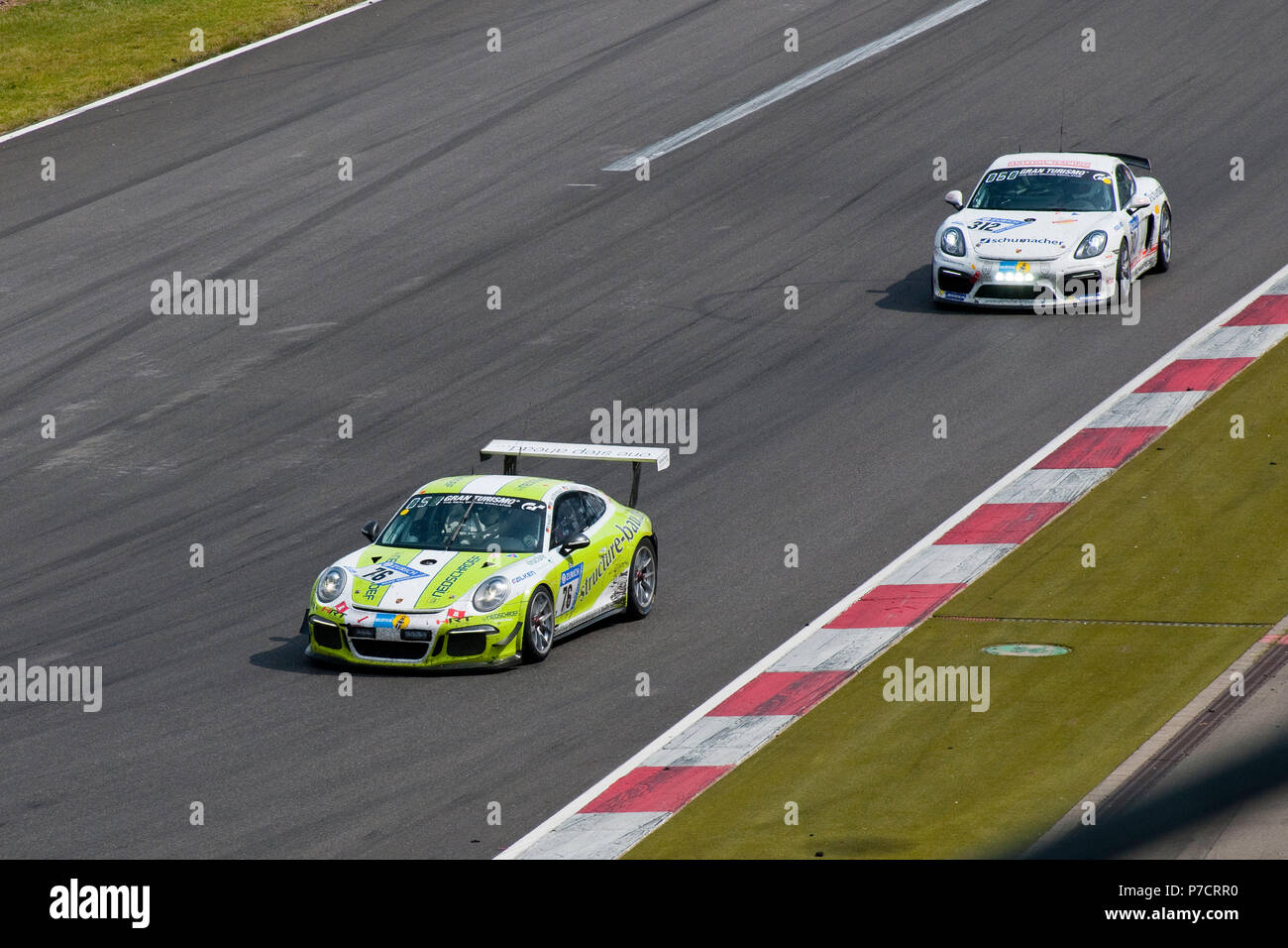 Porsche 911 GT3 Cup HRT R, Porsche Cayman GT4 Clubsport, 4h Nürburgring, Motorsport, hohe Geschwindigkeit, Eifel, Rheinland-Pfalz, Deutschland, Europa Stockfoto
