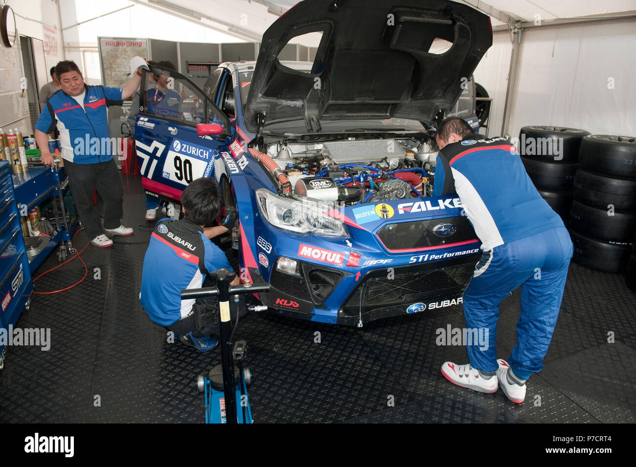 Subaru WRS STI in der Box, Mechanik, technische Prüfung, Wartung, Motor, 4h Nürburgring, motorsportsEifel, Rheinland-Pfalz, Deutschland, Europa Stockfoto