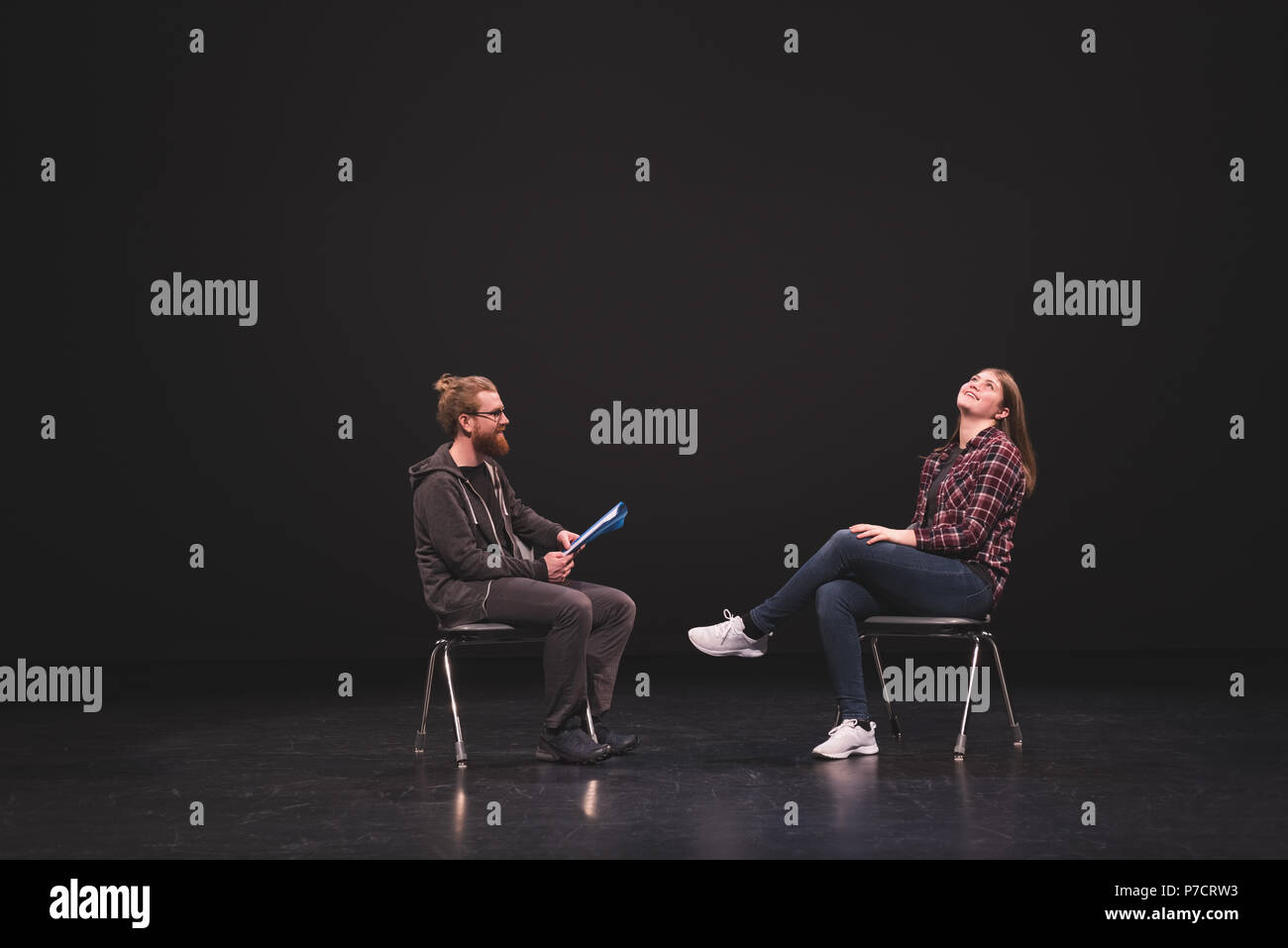 Männliche und weibliche Schauspielerin darstellenden spielen auf der Bühne Stockfoto