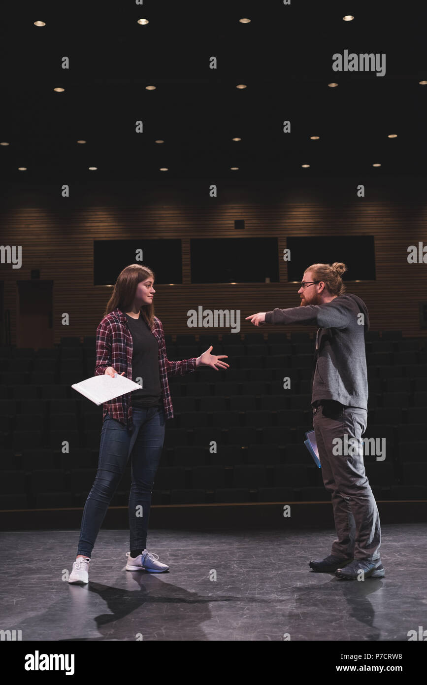 Männliche und weibliche Schauspielerin darstellenden spielen auf der Bühne Stockfoto