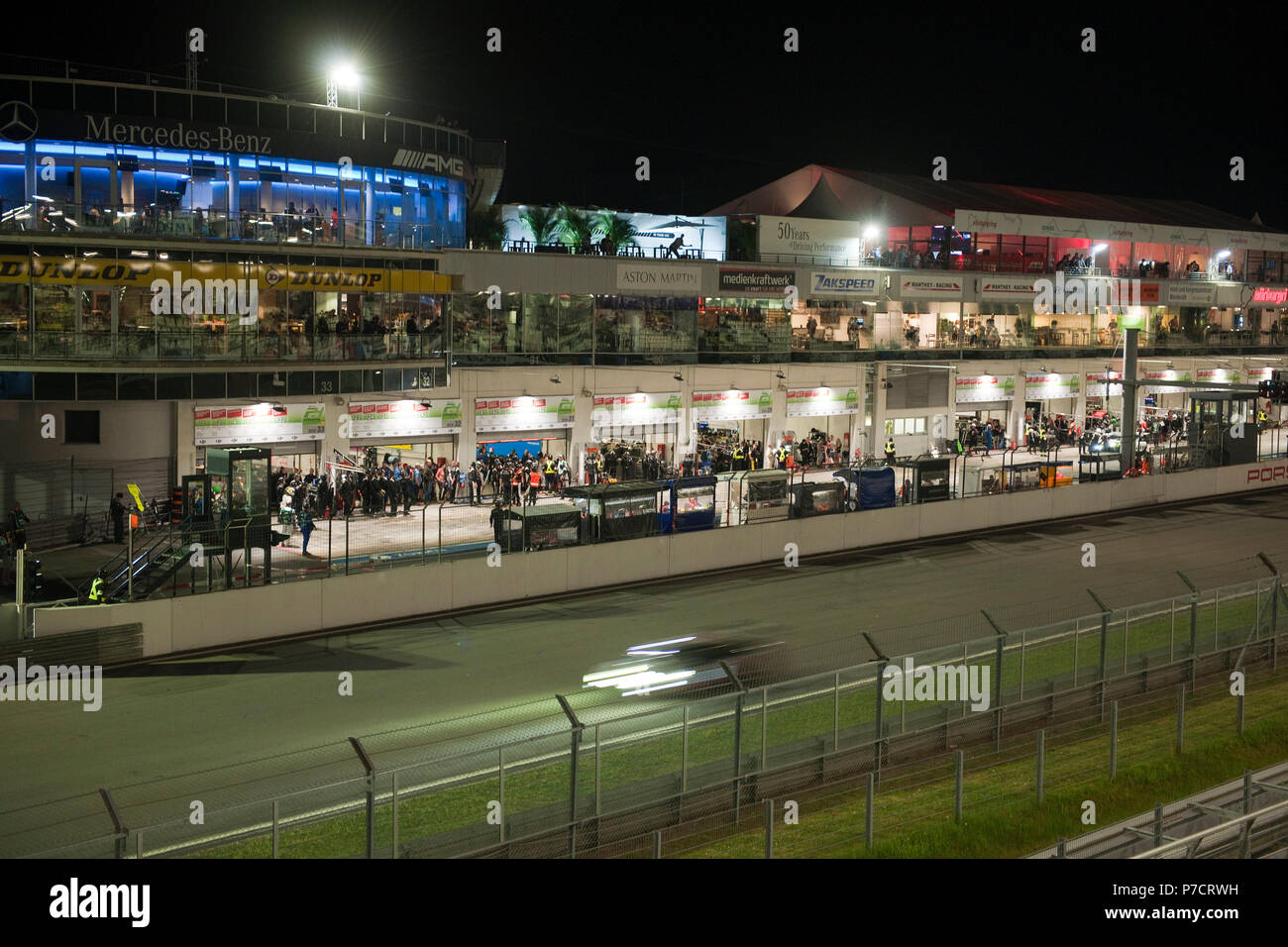 Nürburgring, Rennstrecke bei Nacht, Tribüne mit Zuschauern, Rennwagen, racing, Nachtaufnahme, Eifel, Rheinland-Pfalz, Deutschland, Europa Stockfoto