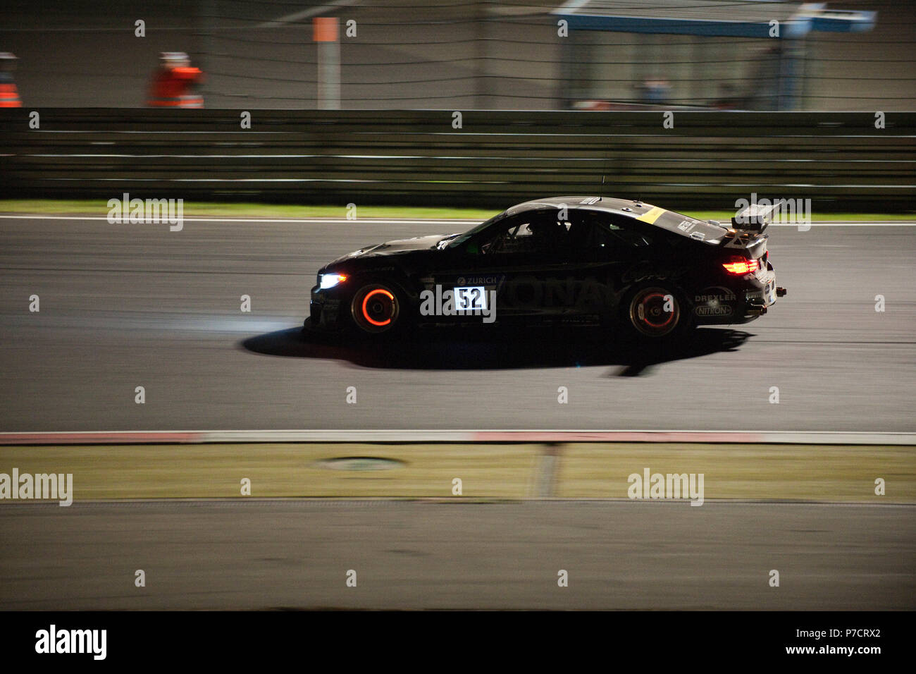 BMW M4, Nürburgring, Rennstrecke bei Nacht, Motorsport, Top Gear, hohe Geschwindigkeit, glühende Bremsen, Nürburgring, Eifel, Rheinland-Pfalz, Deutschland, Europa Stockfoto