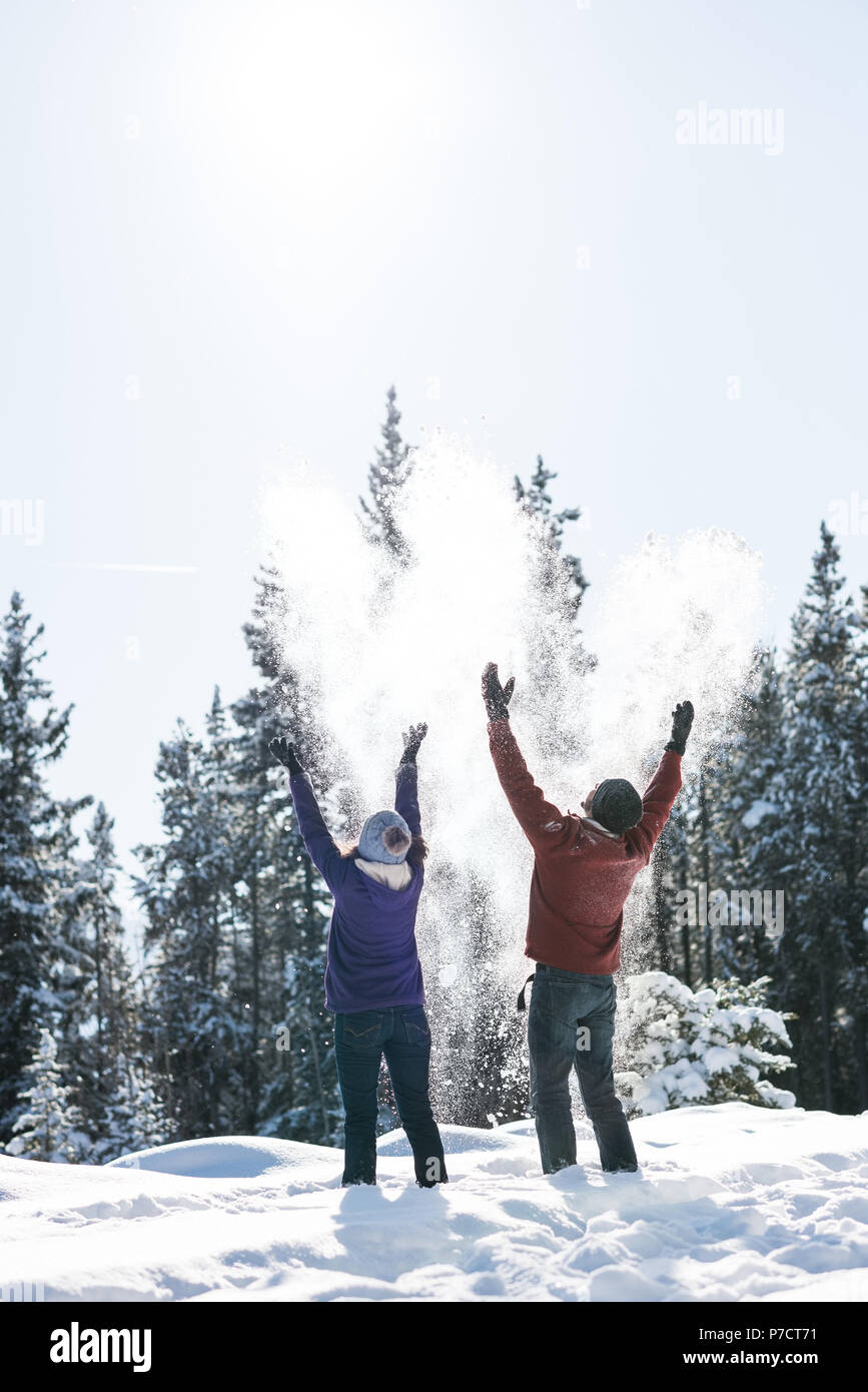 Paar Spaß in verschneiter Landschaft Stockfoto