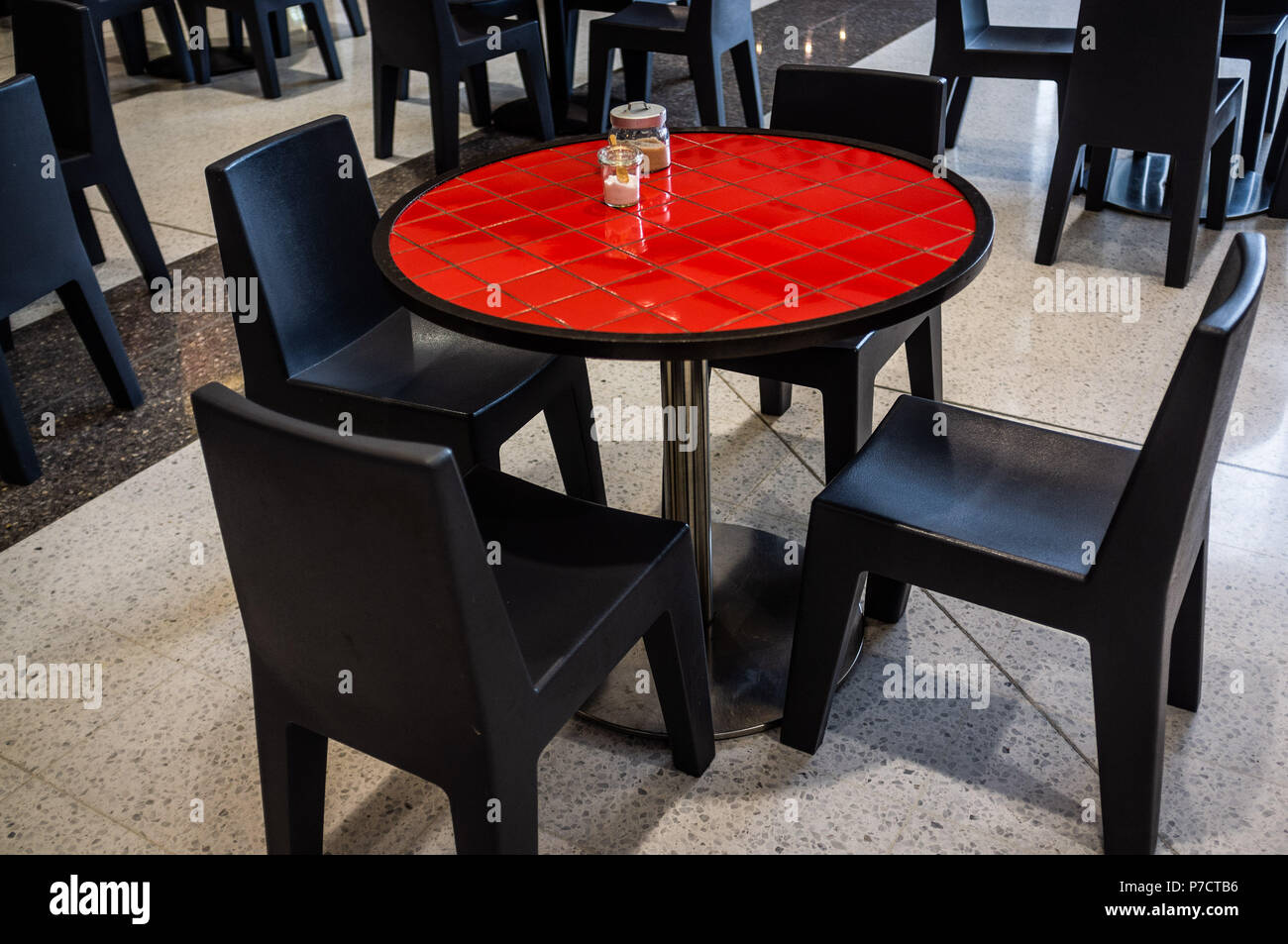 Roter runder Tisch mit schwarze Stühle in der Shopping Mall eatery closeup Stockfoto